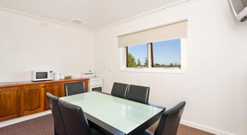 Dining area in Portland Holiday Village