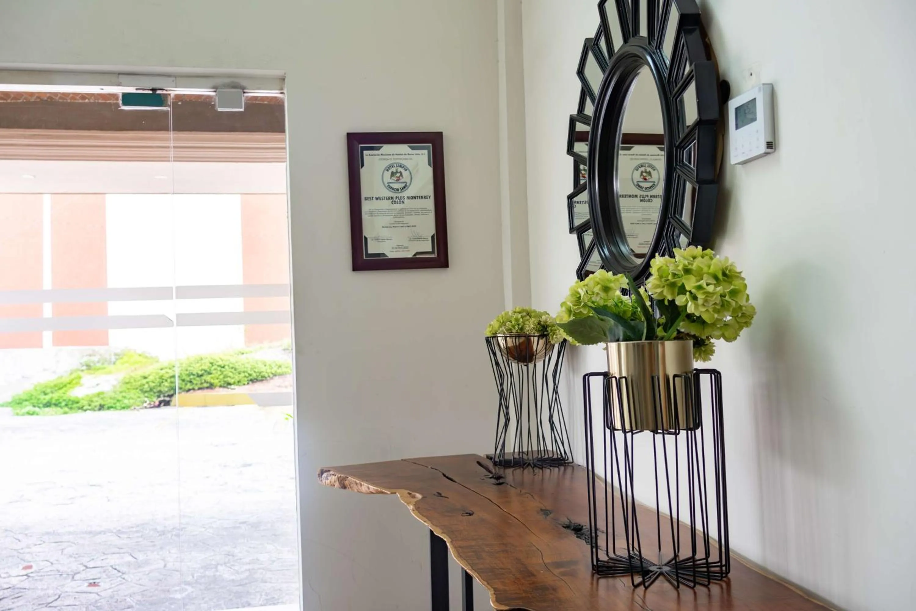 Lobby or reception in Best Western PLUS Monterrey Colón