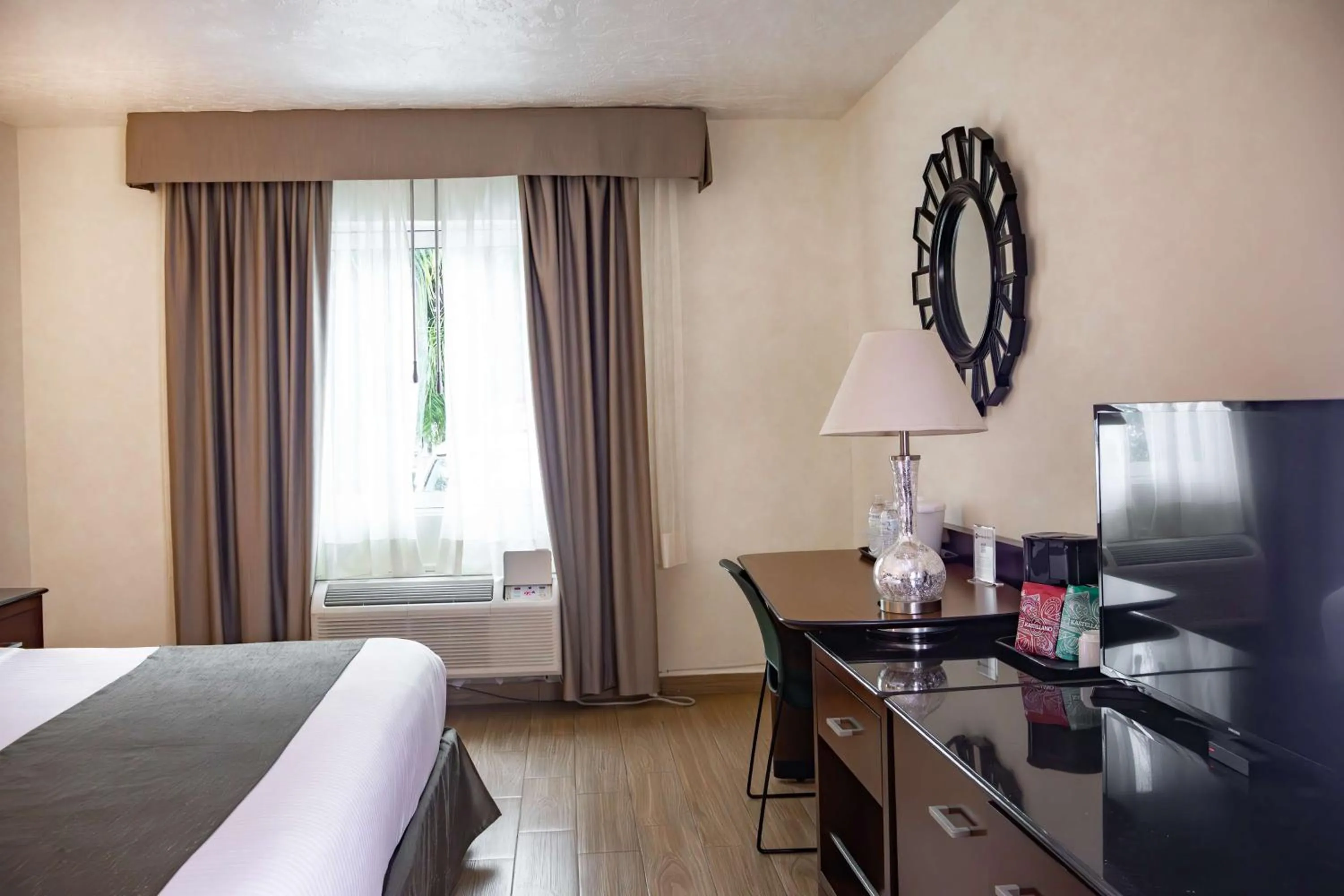 Bedroom, Bed in Best Western PLUS Monterrey Colón