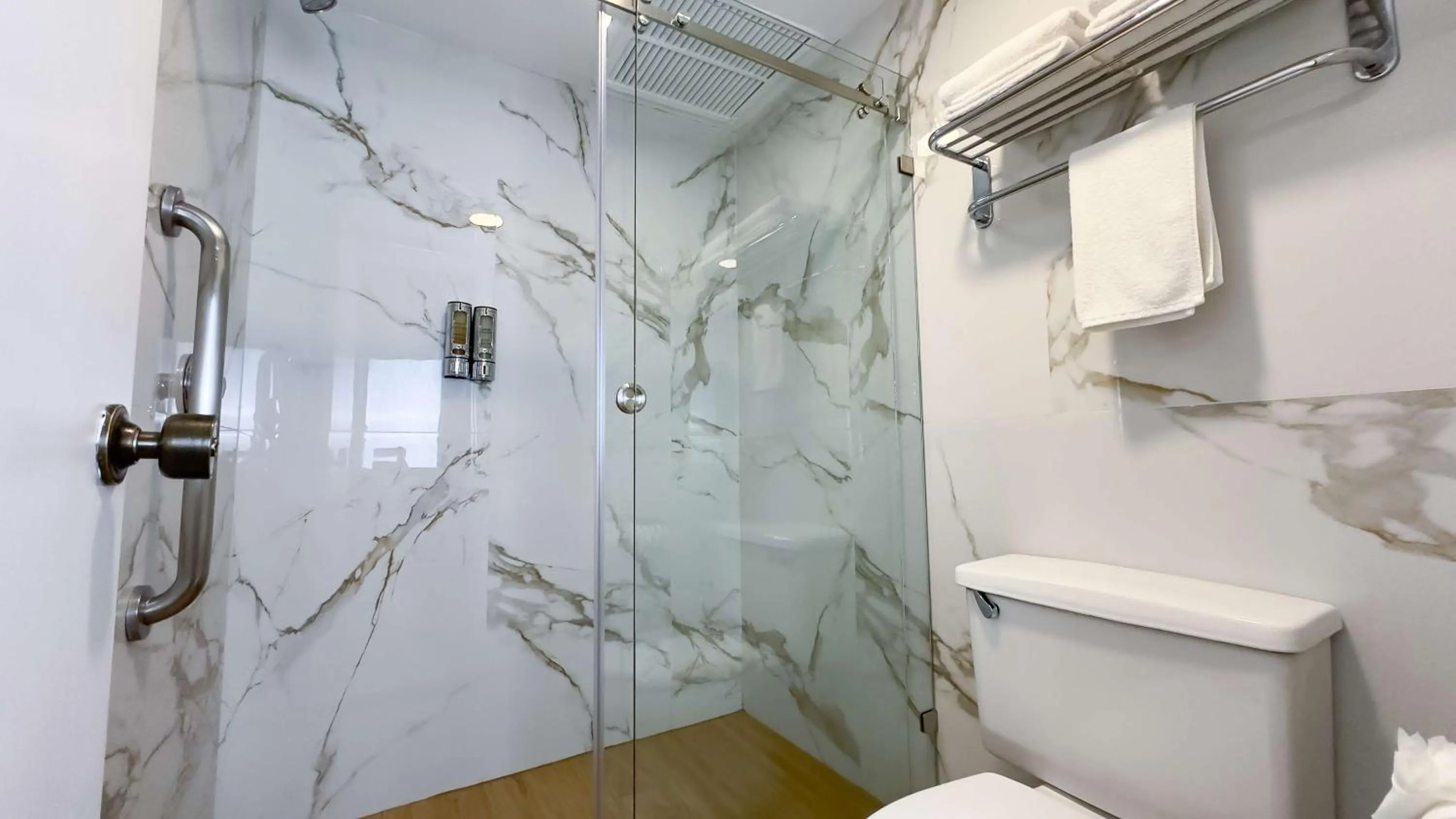 Bathroom in Best Western PLUS Monterrey Colón