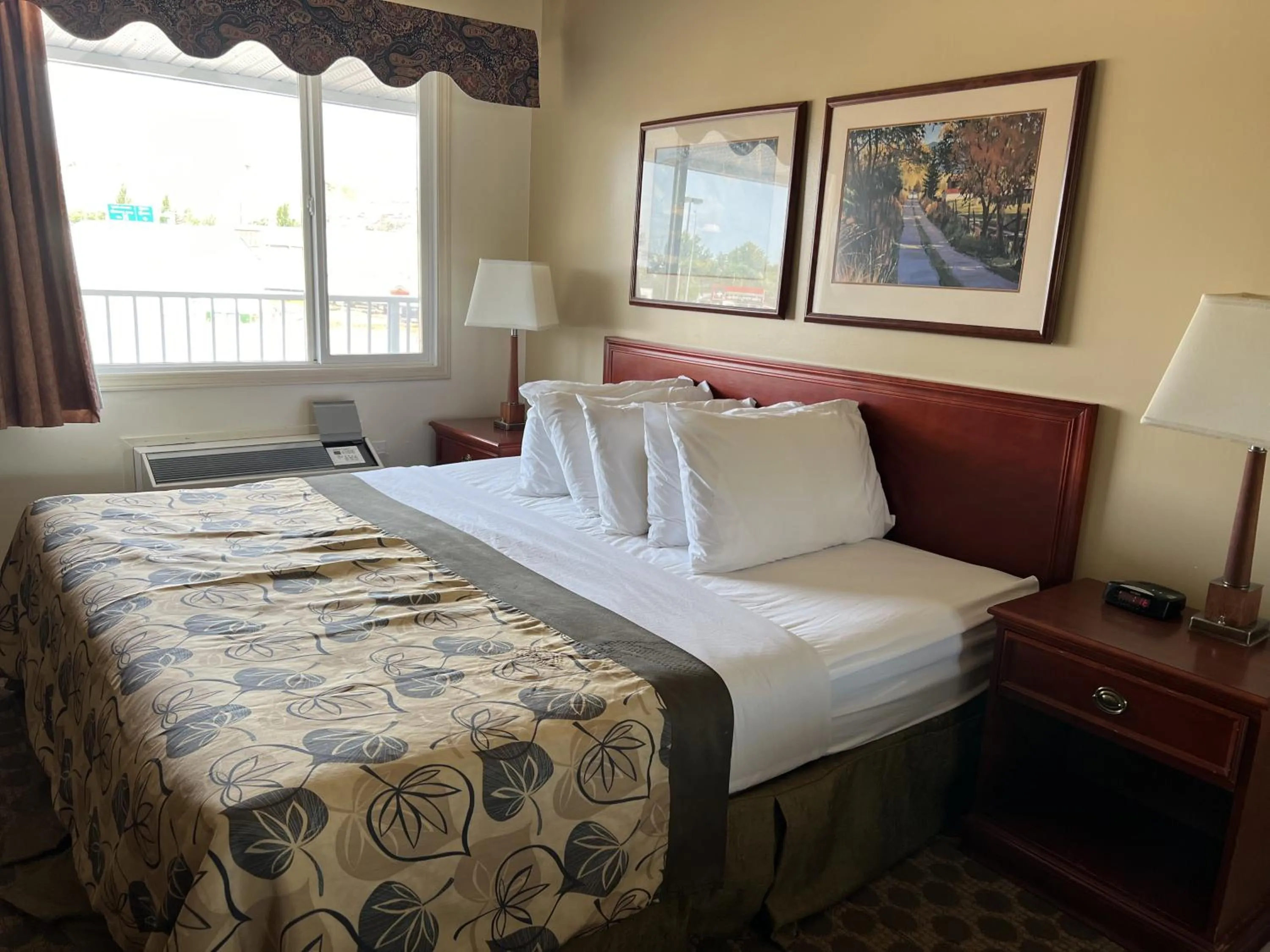 Bed in Travelodge by Wyndham Drumheller AB