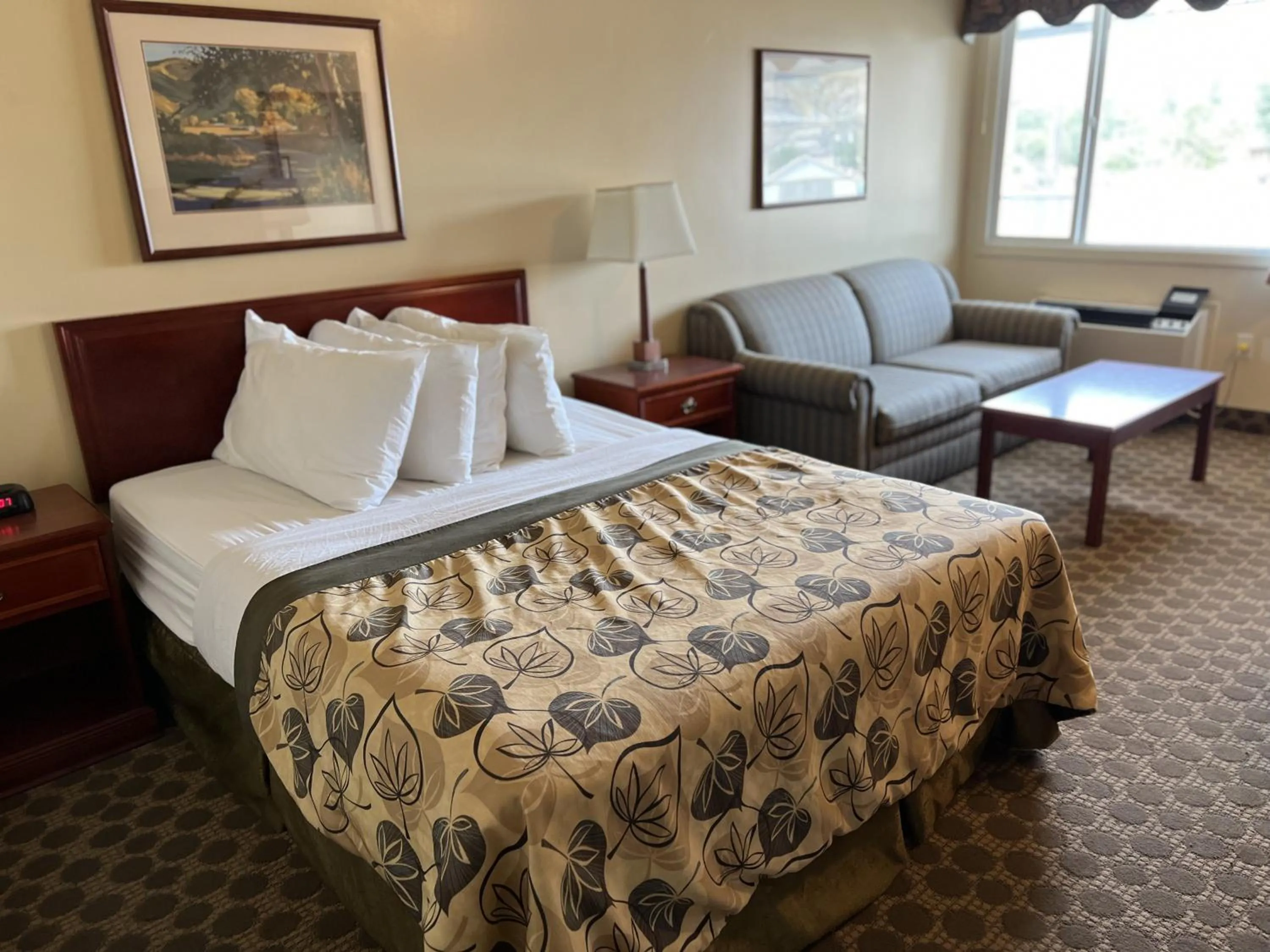 Bed in Travelodge by Wyndham Drumheller AB