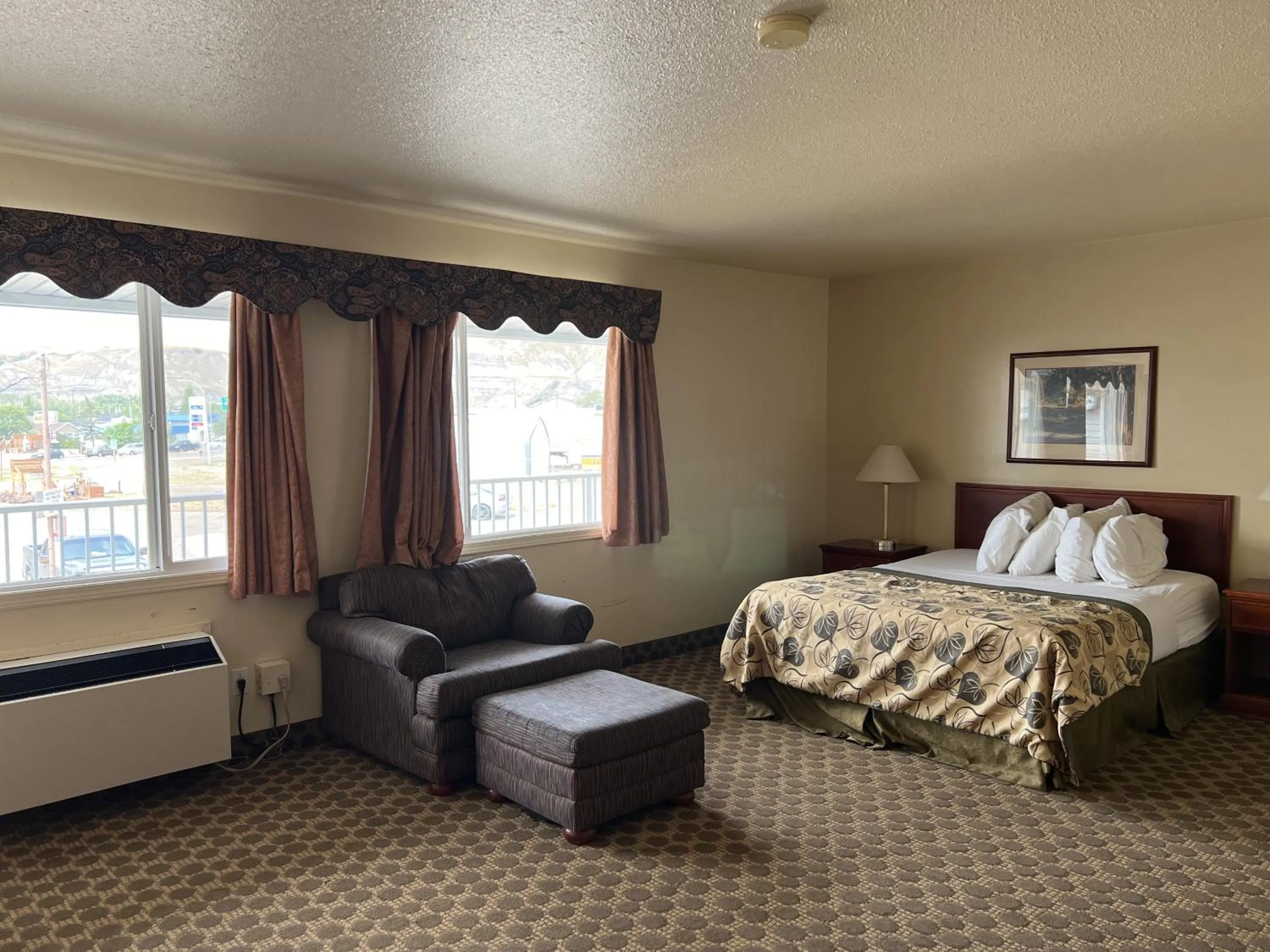 Bed in Travelodge by Wyndham Drumheller AB