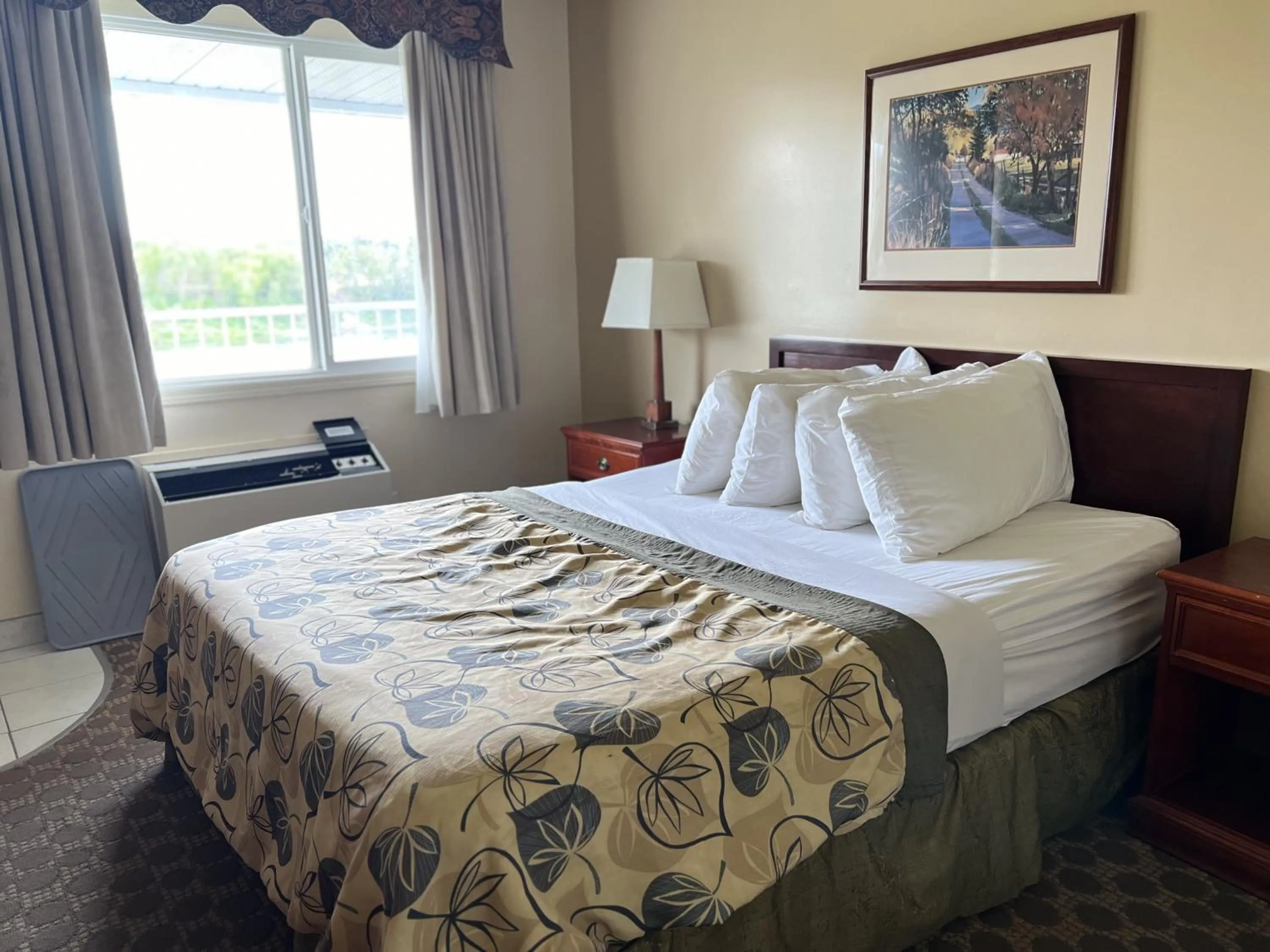 Bed in Travelodge by Wyndham Drumheller AB