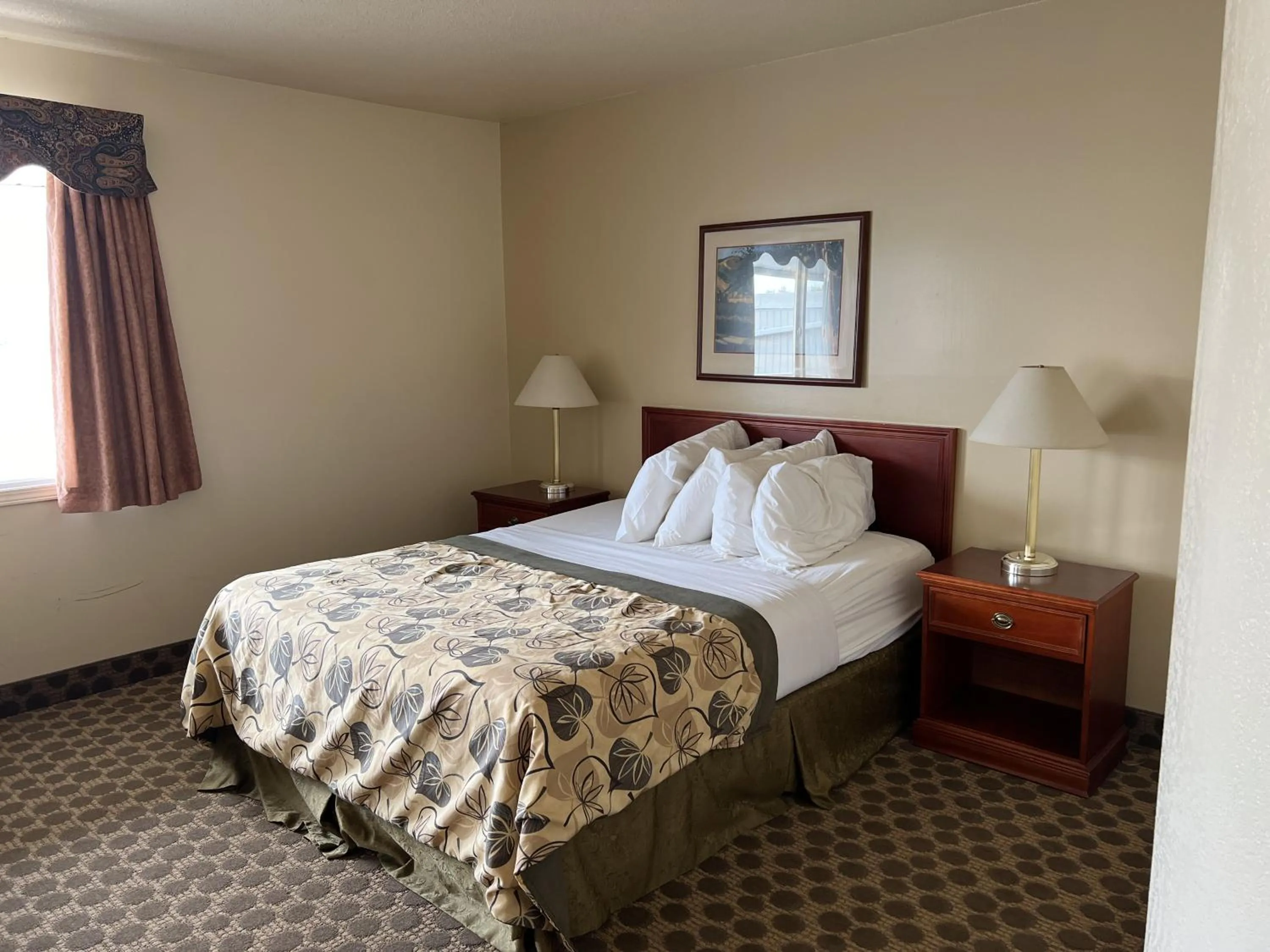 Bed in Travelodge by Wyndham Drumheller AB