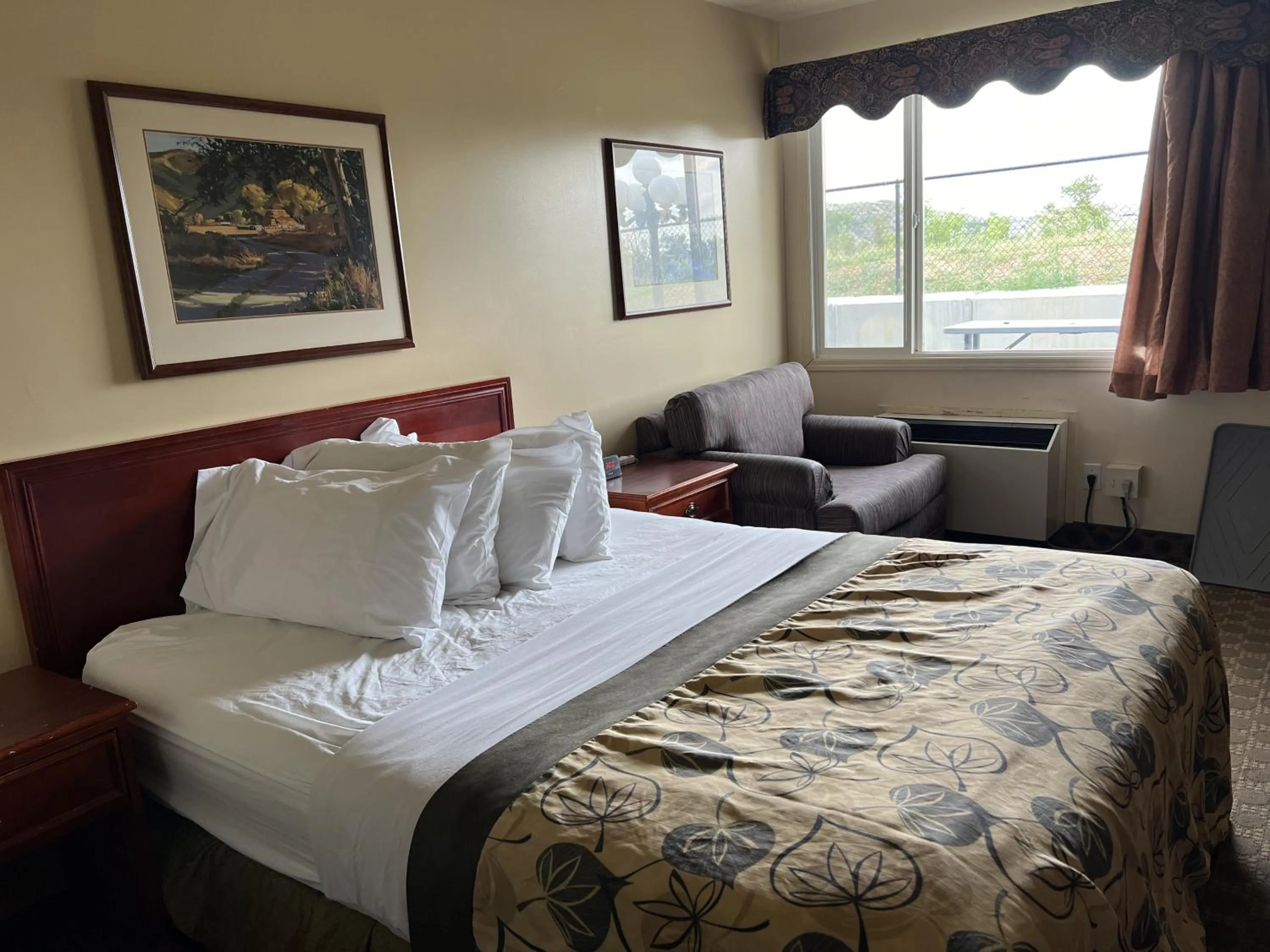 Bed in Travelodge by Wyndham Drumheller AB