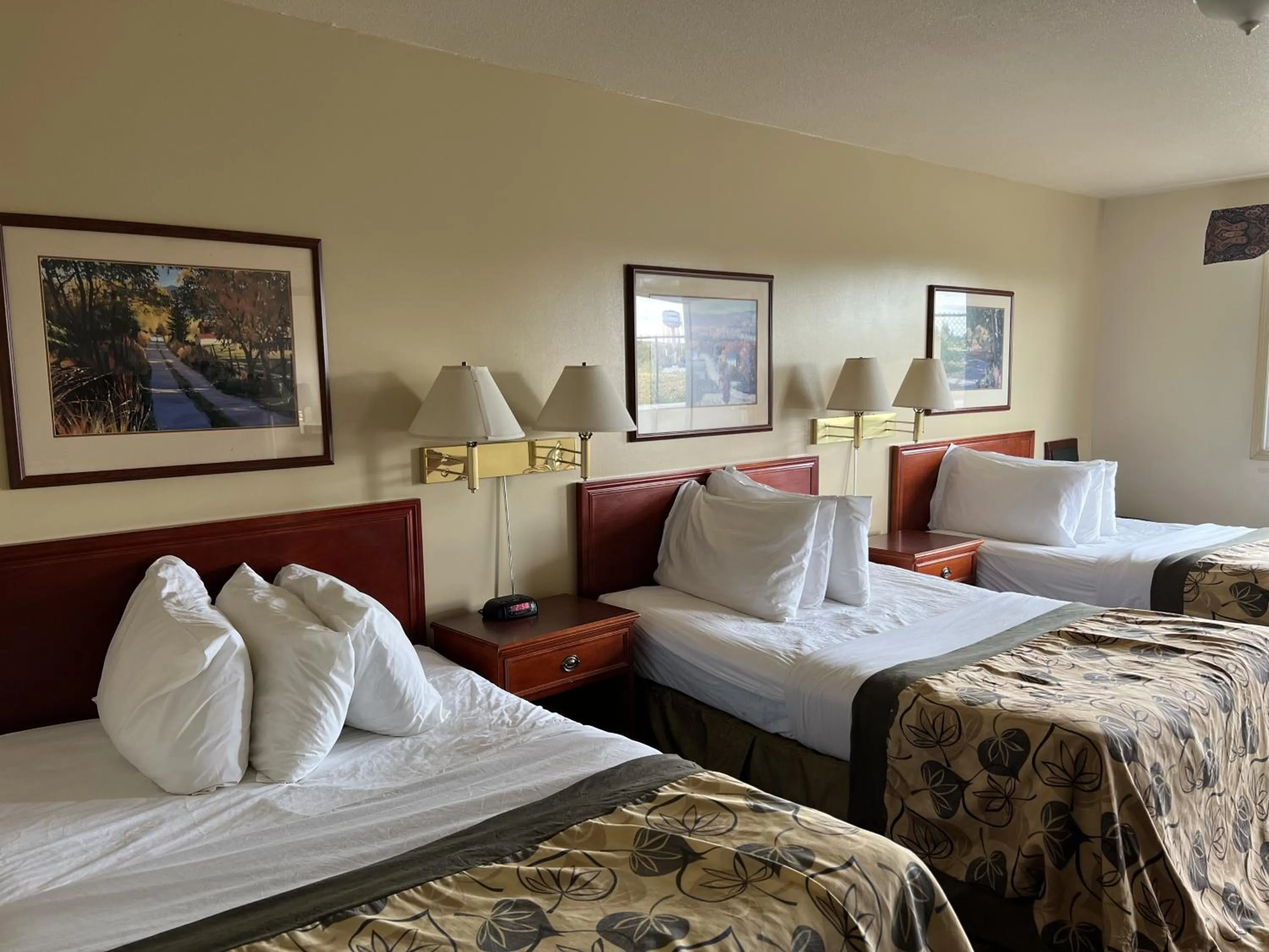 Bed in Travelodge by Wyndham Drumheller AB