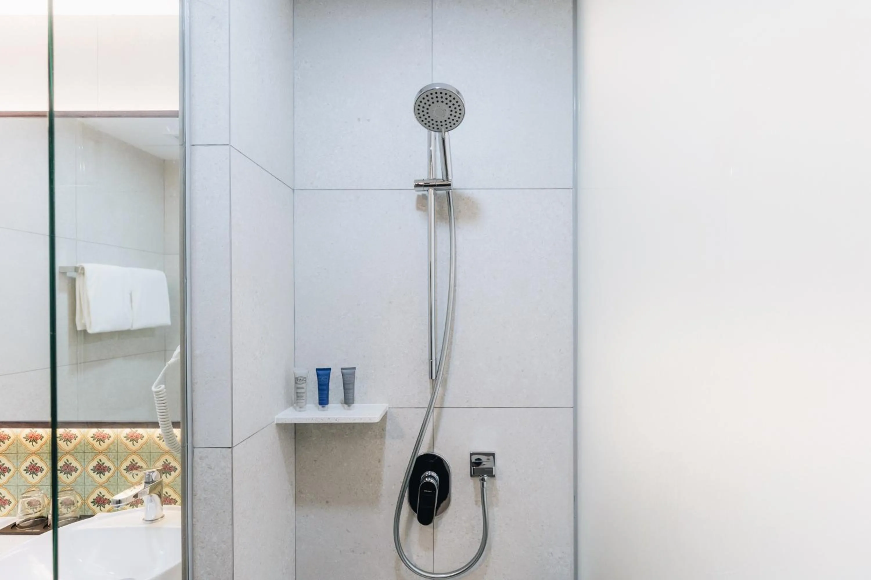 Shower in Santa Grand Hotel East Coast a NuVe Group Collection