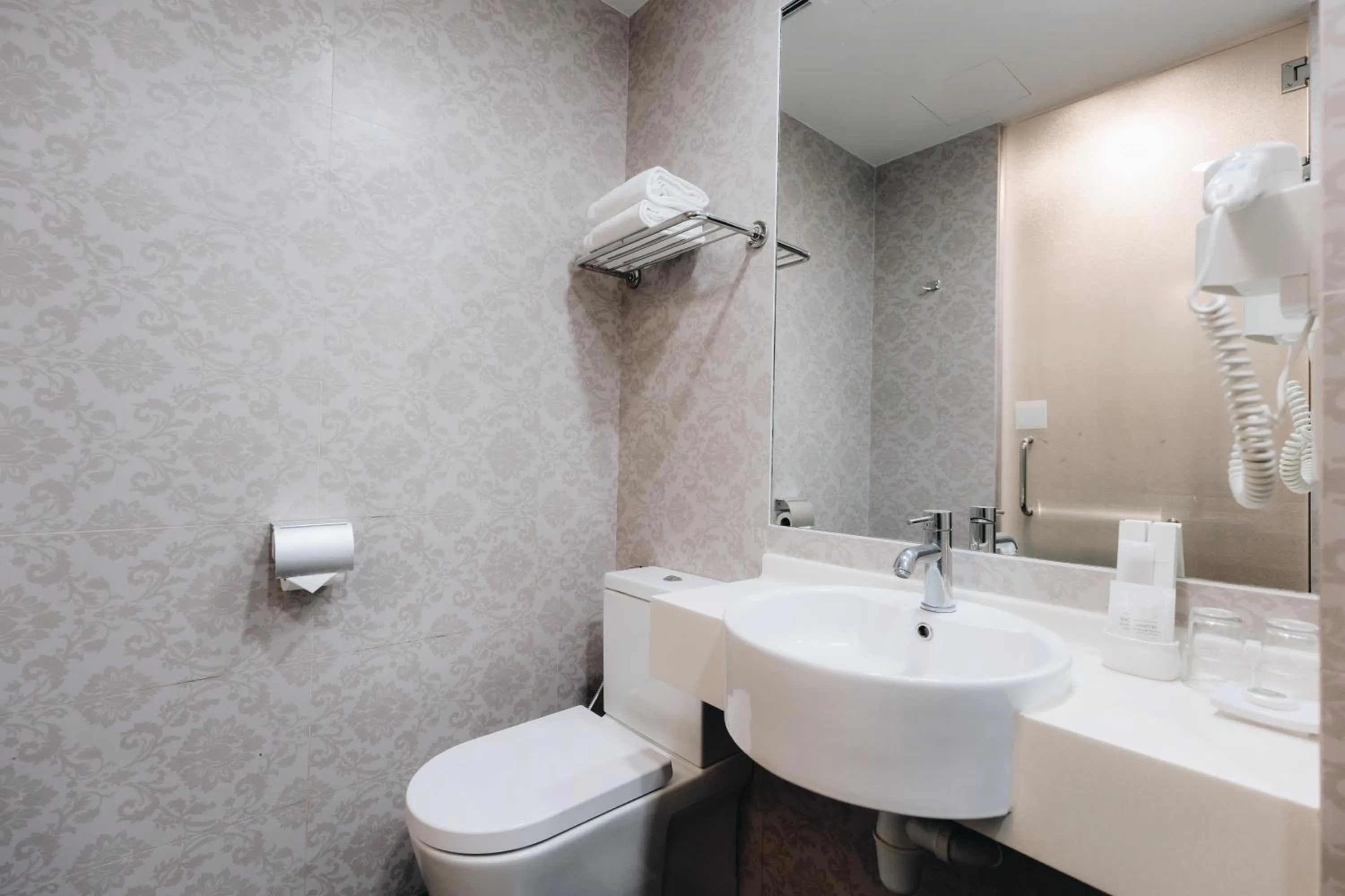 Shower in Santa Grand Hotel East Coast a NuVe Group Collection