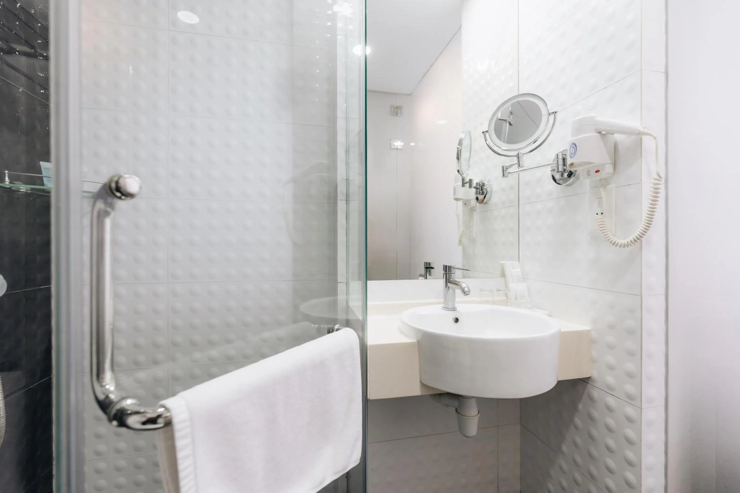 Shower in Santa Grand Hotel East Coast a NuVe Group Collection