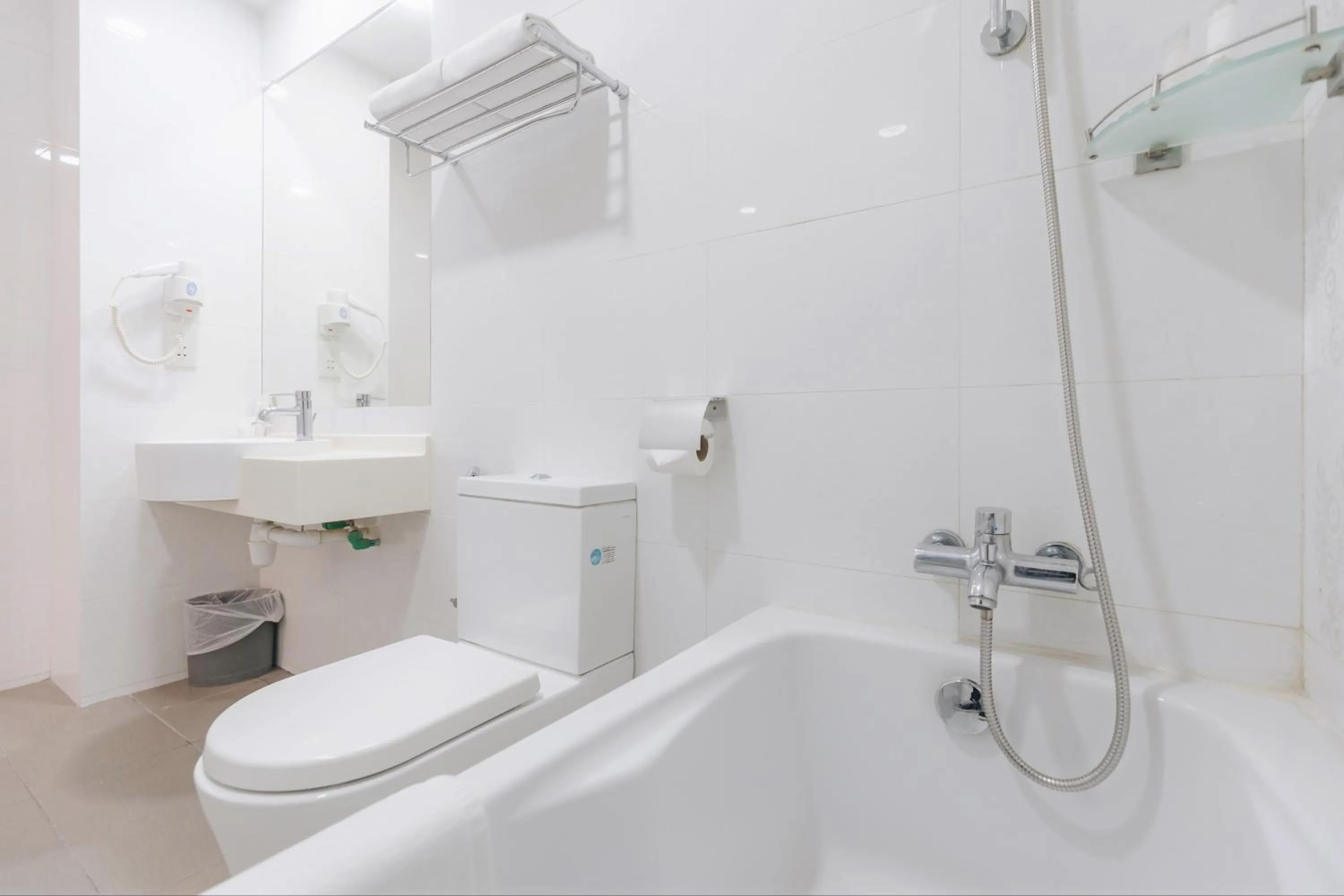 Shower in Santa Grand Hotel East Coast a NuVe Group Collection