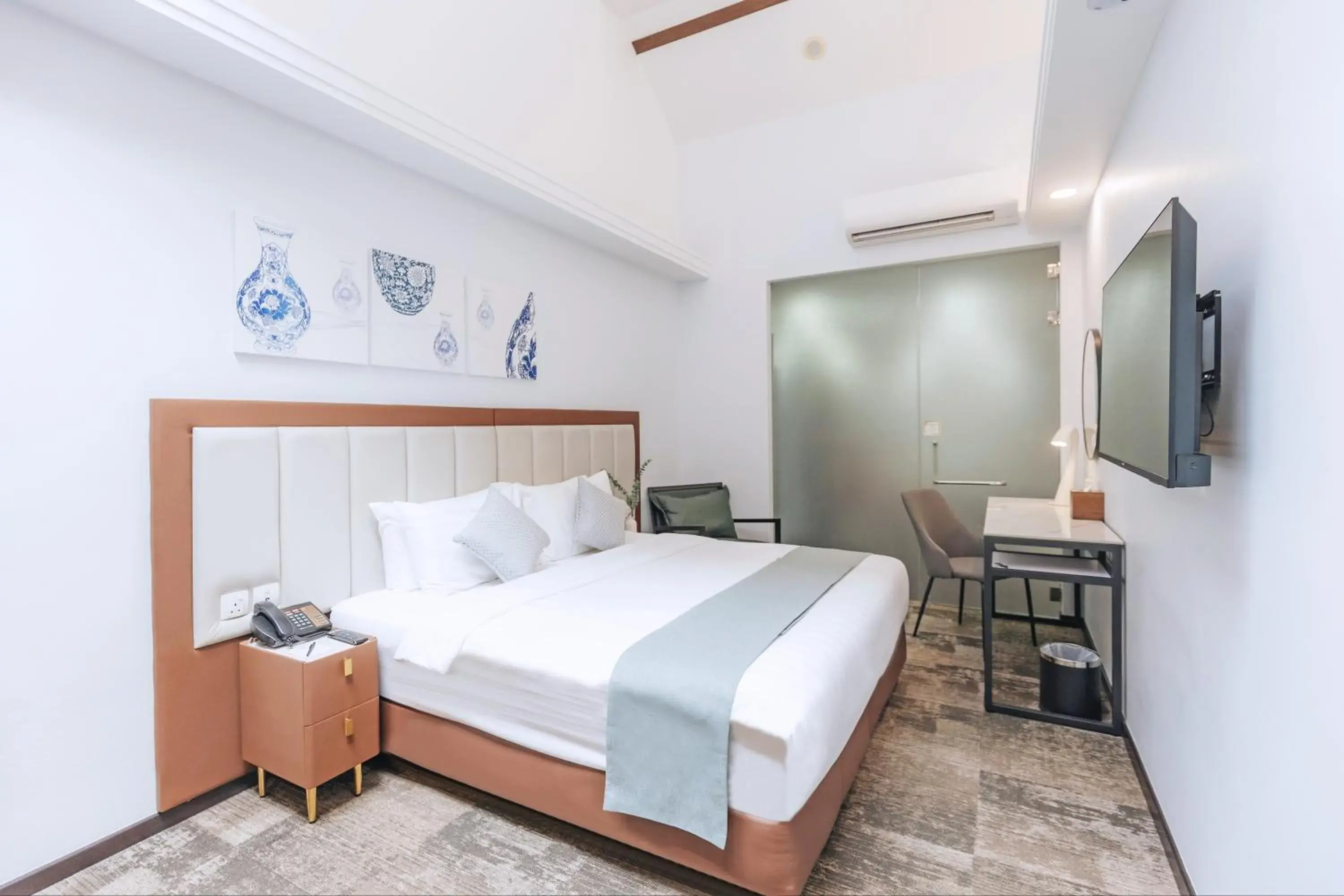 Deluxe King with Skylight & Bathtub in Santa Grand Hotel East Coast a NuVe Group Collection Deluxe King with Skylight & Bathtub in Santa Grand Hotel East Coast a NuVe Group Collection