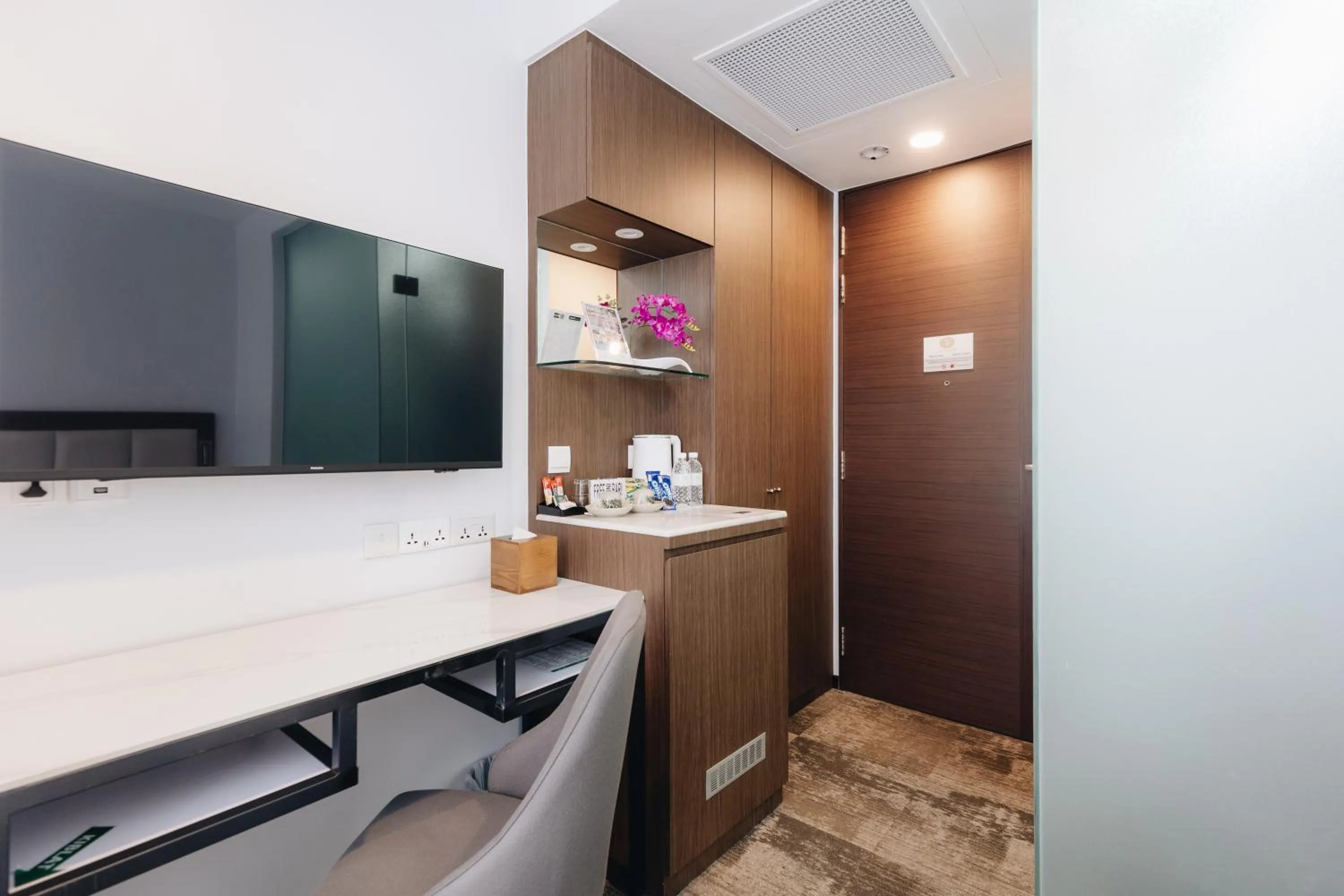 TV and multimedia in Santa Grand Hotel East Coast a NuVe Group Collection