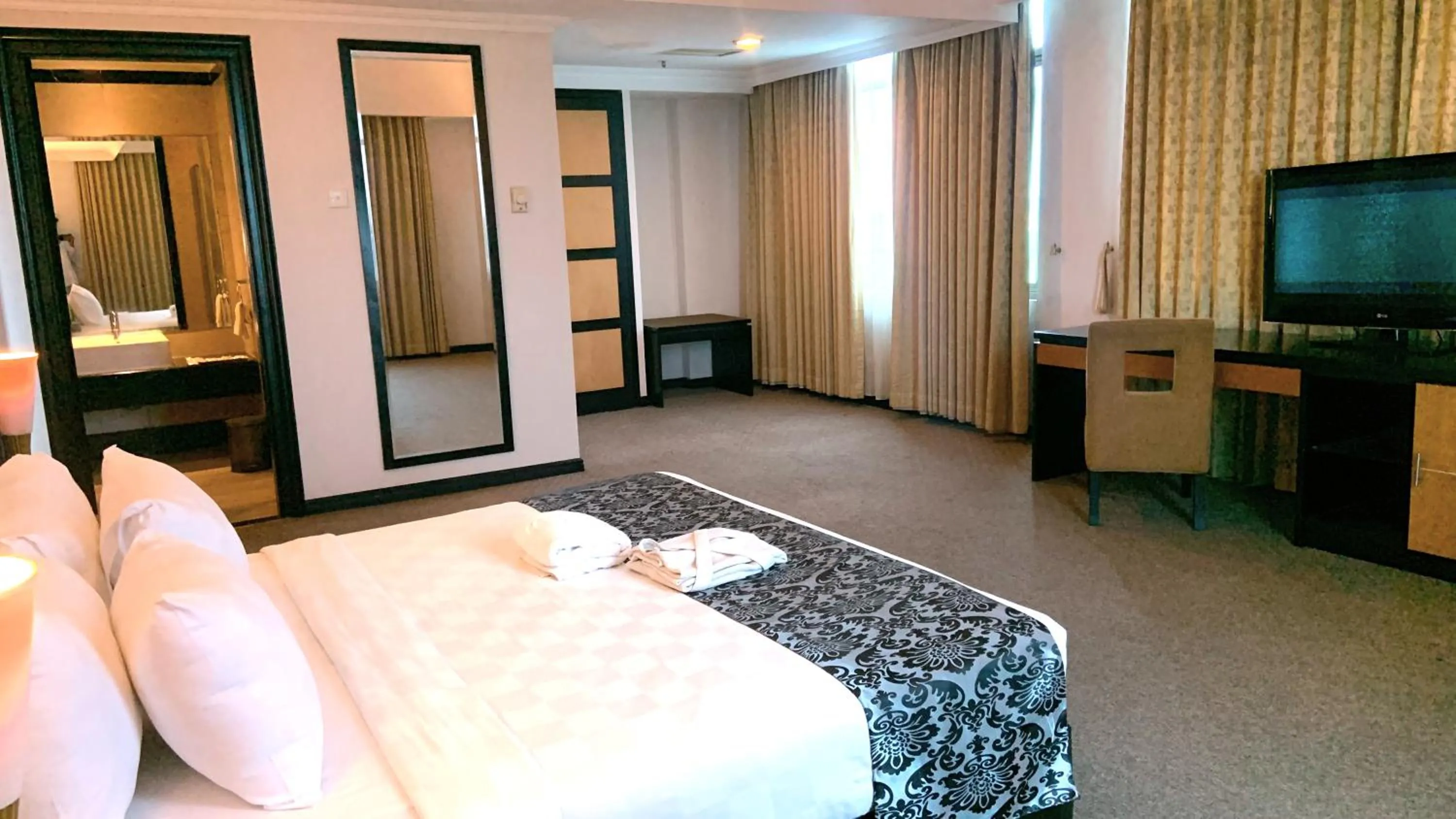 Photo of the whole room, Bed in Grand Jatra Hotel Pekanbaru