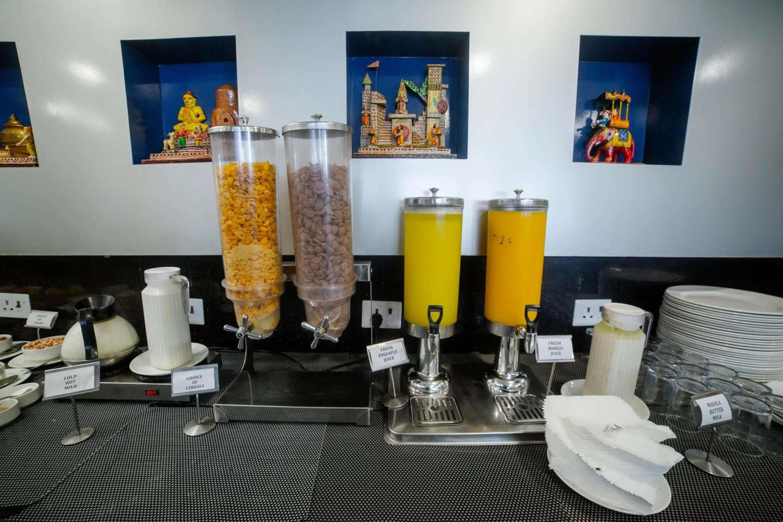 Buffet breakfast in Pearl Courtyard