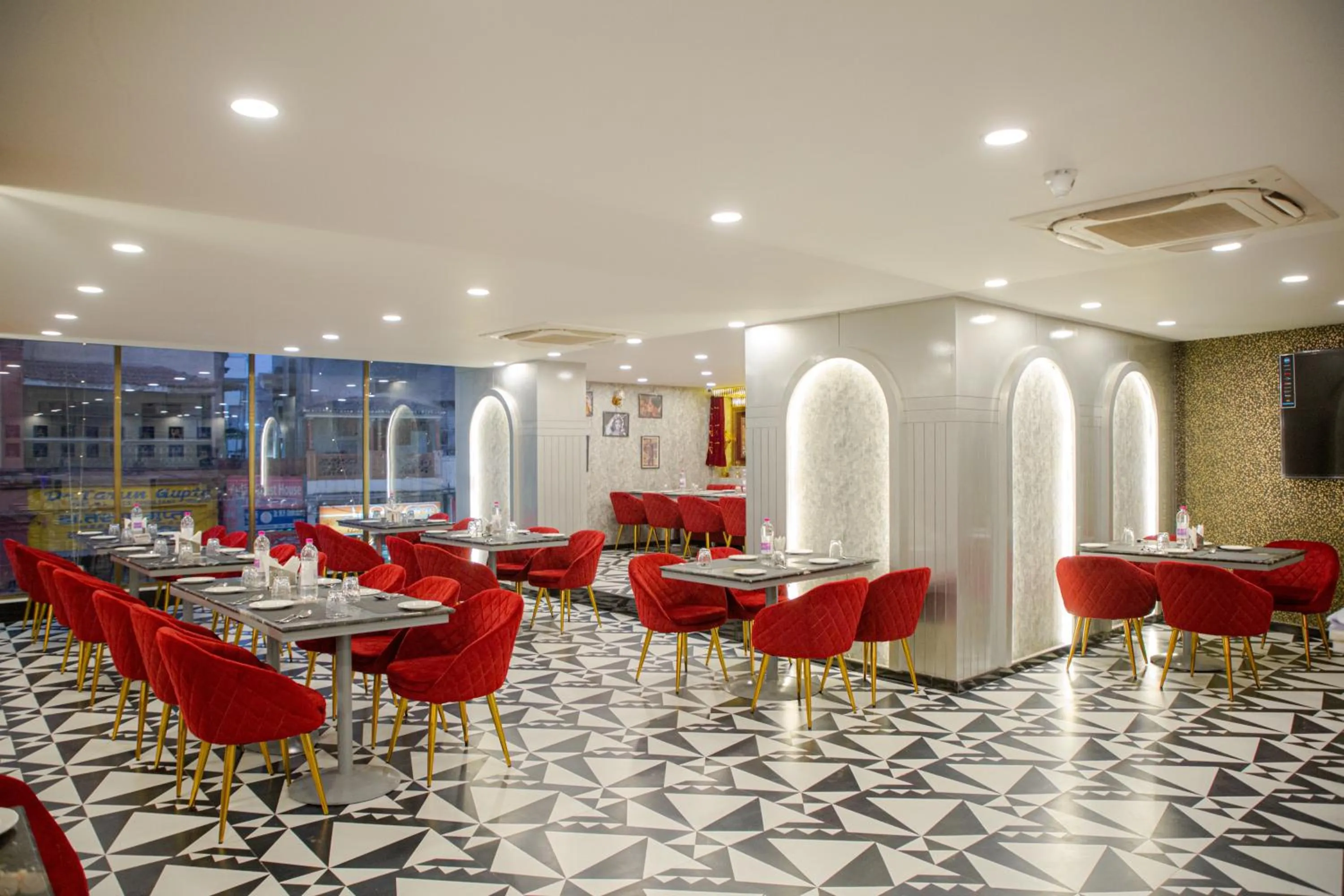 Restaurant/places to eat in Pearl Courtyard