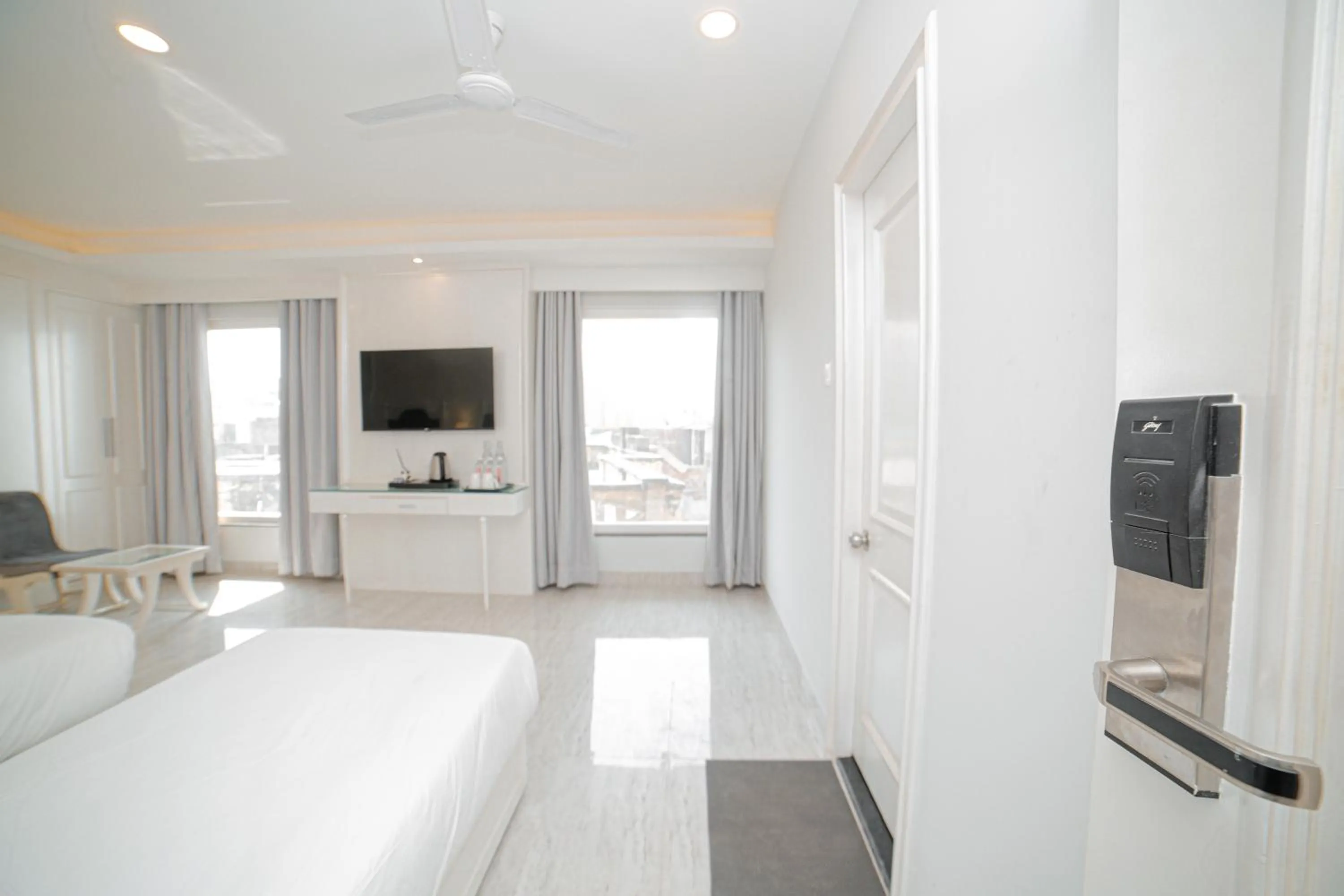 Communal lounge/ TV room, Bed in Pearl Courtyard