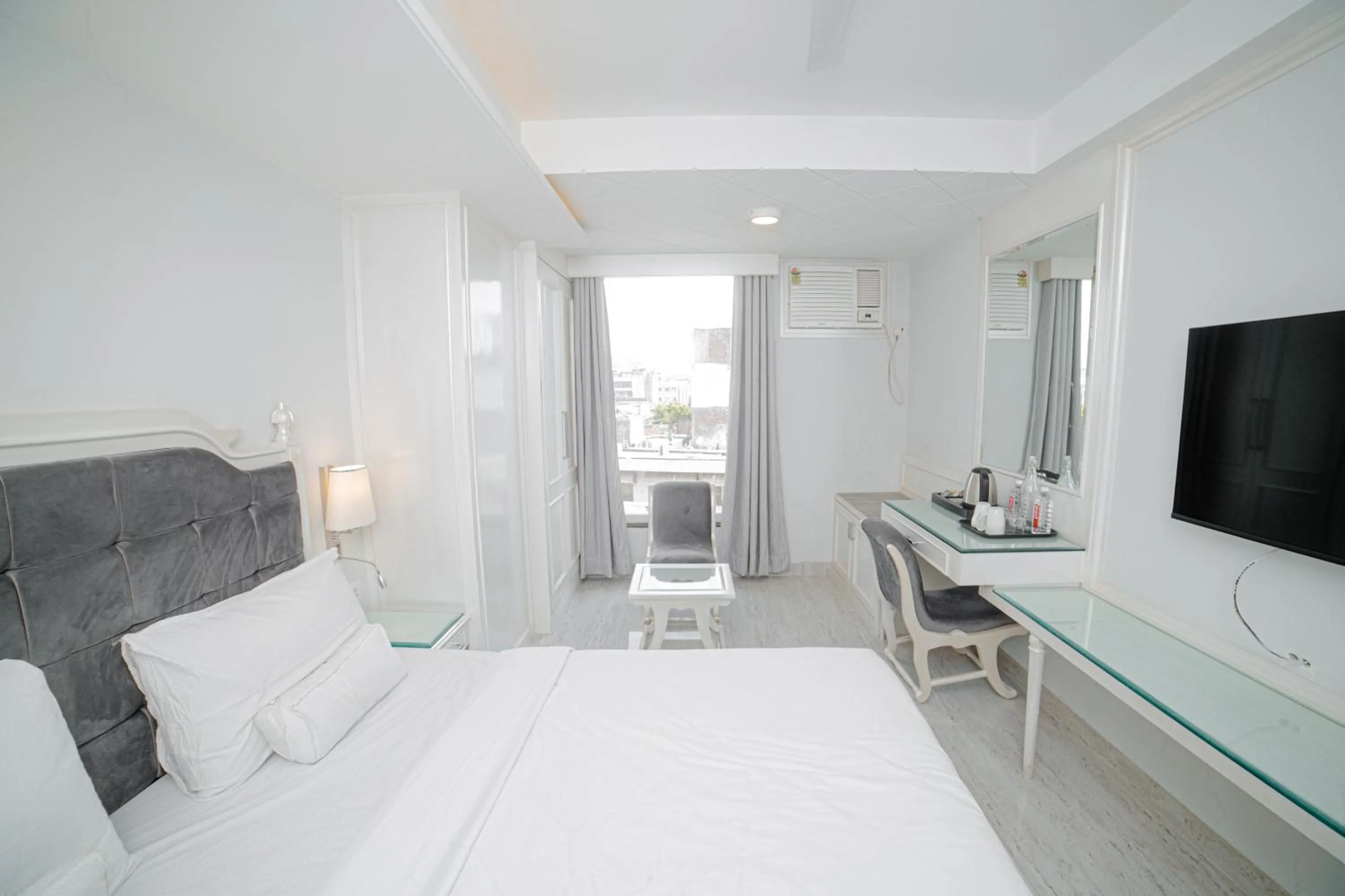 Photo of the whole room, Bed in Pearl Courtyard