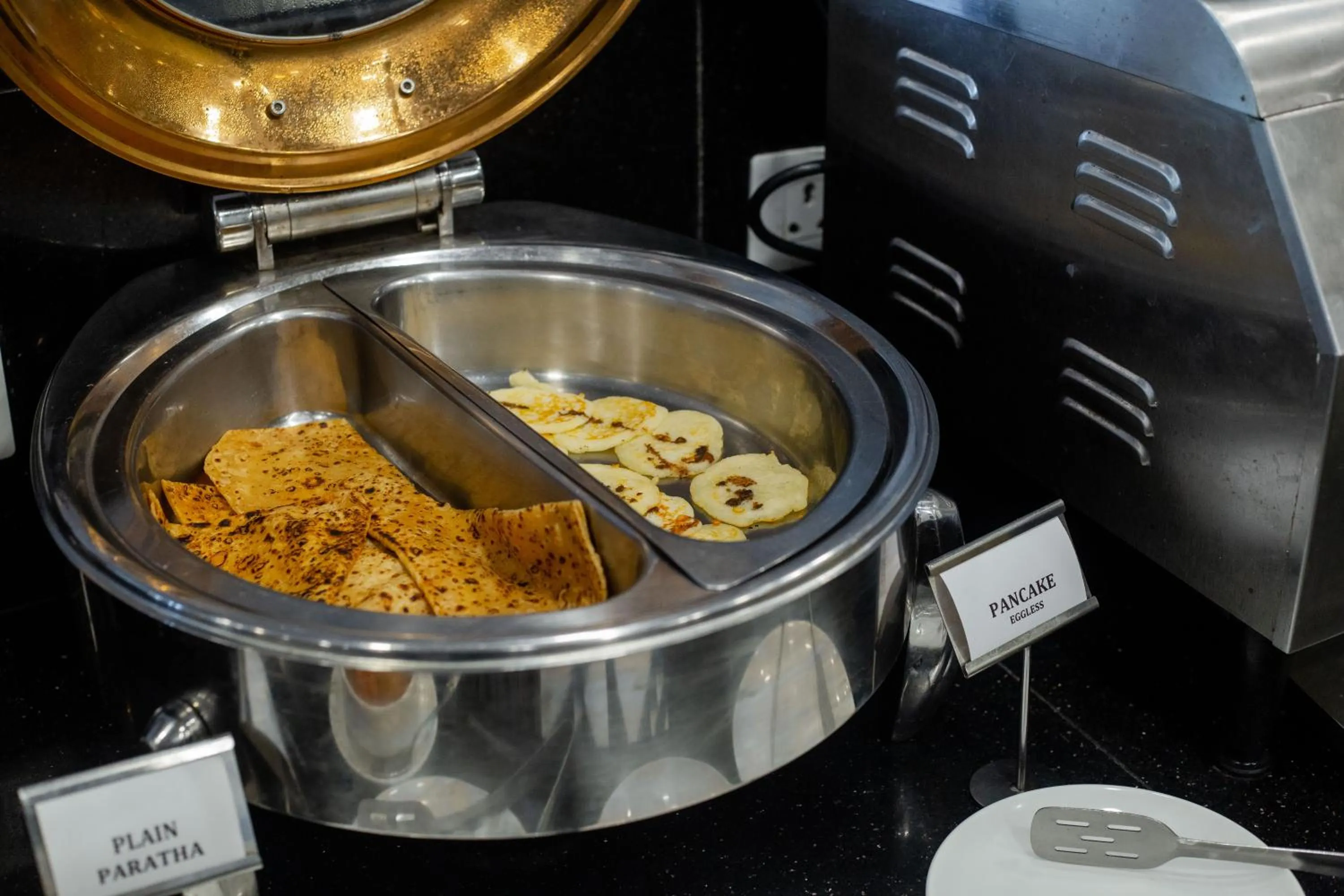 Breakfast in Pearl Courtyard