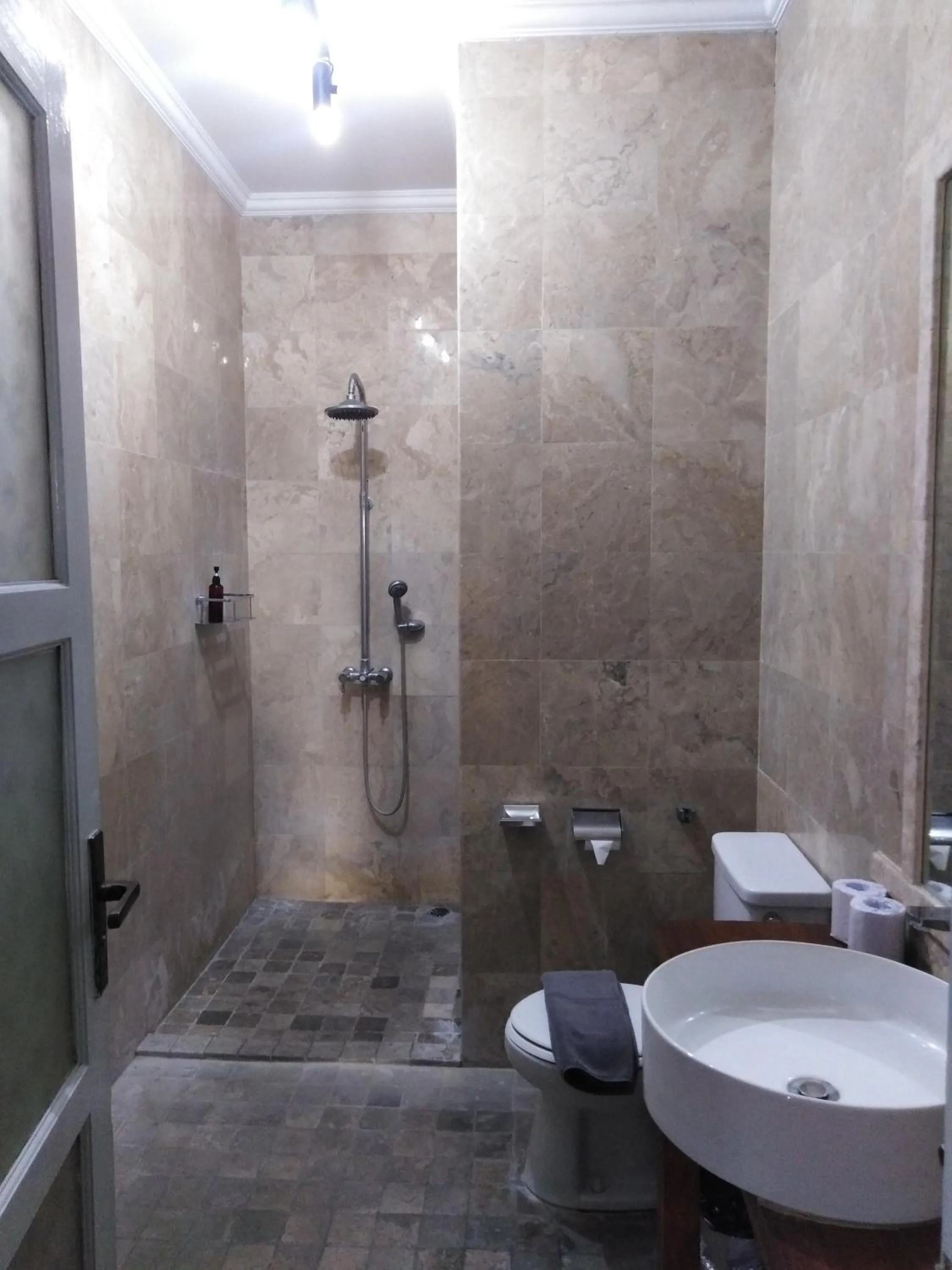 Bathroom in Bali Court Hotel & Apartment