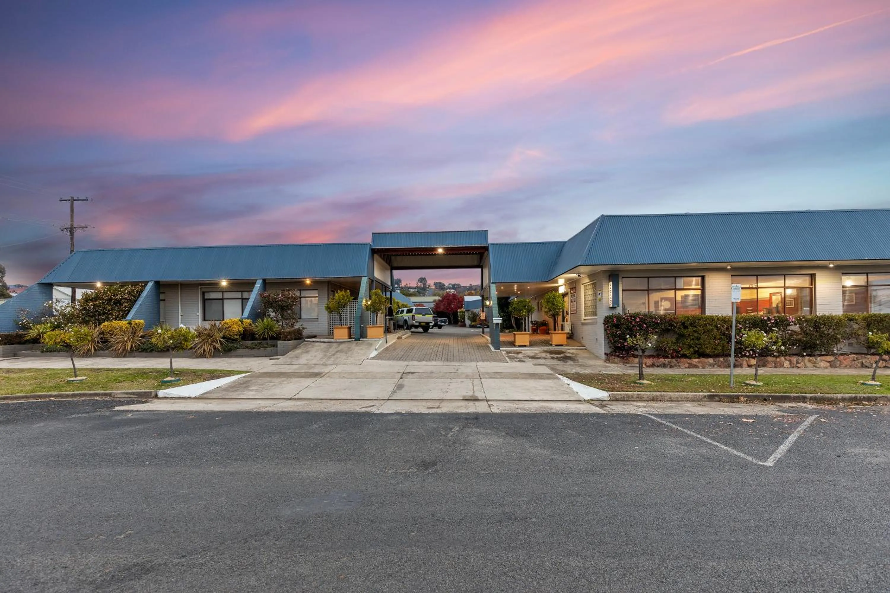 Property building in Amaroo Motel Tumuts Best Accommodation
