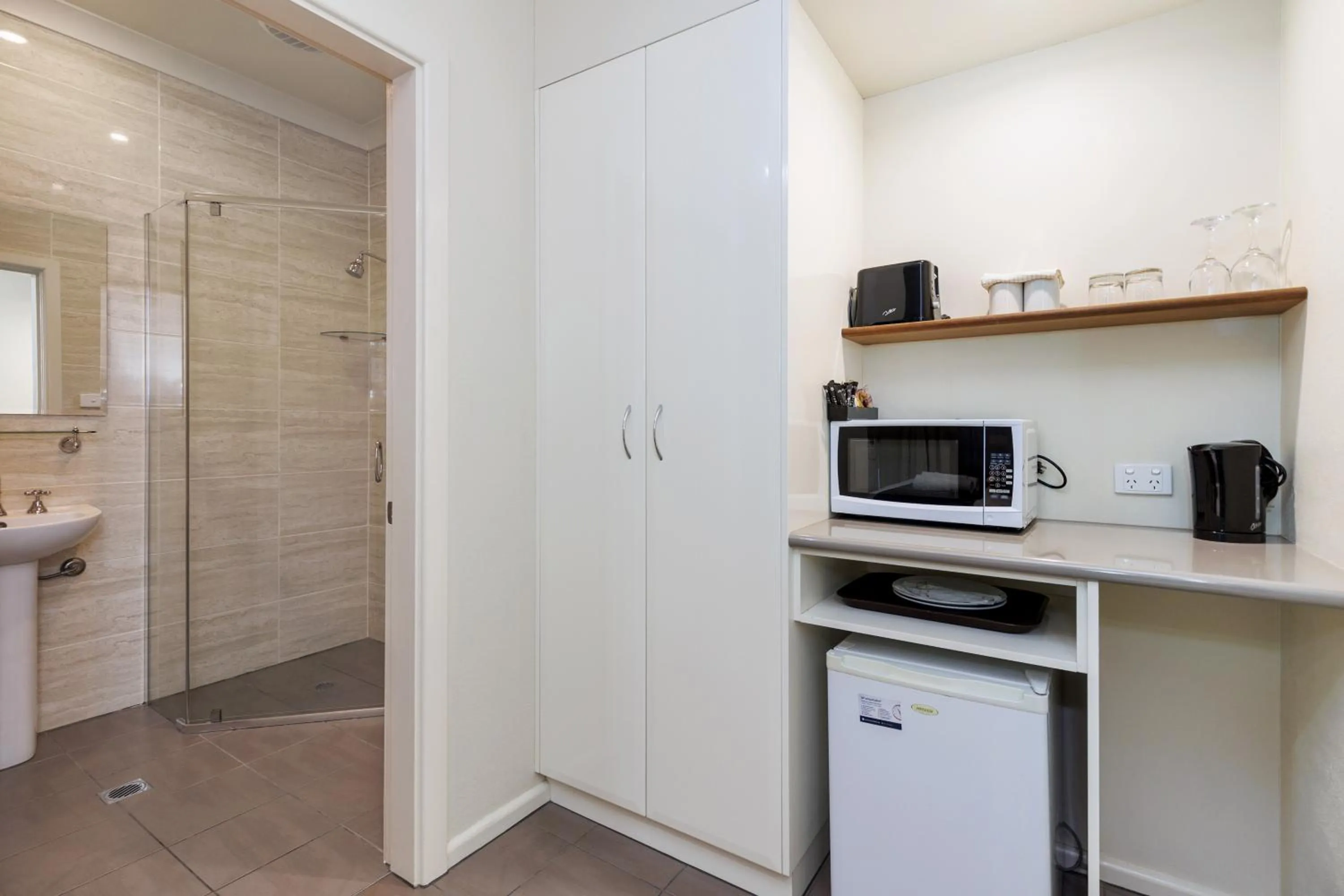 Shower in Amaroo Motel Tumuts Best Accommodation