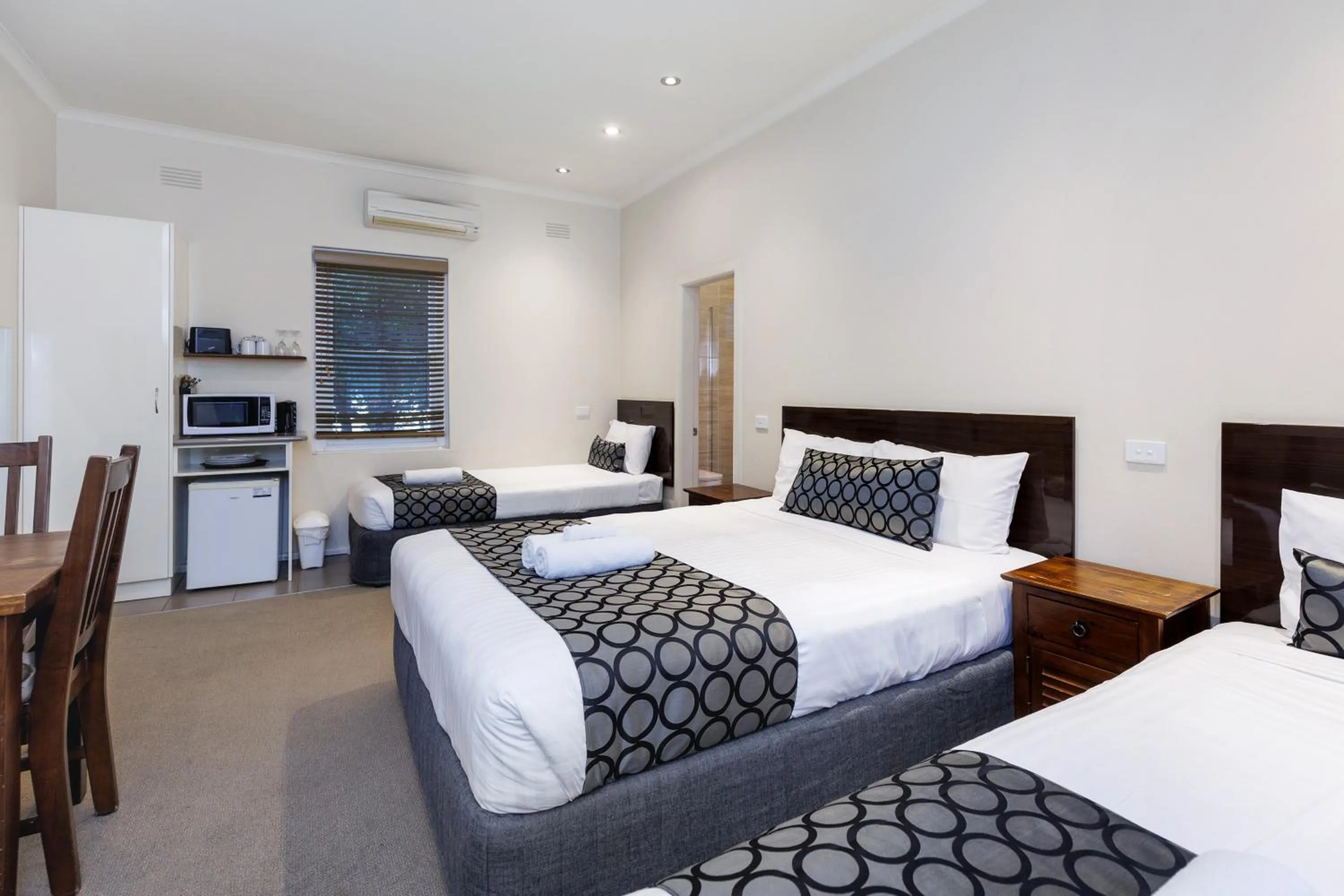 Bed in Amaroo Motel Tumuts Best Accommodation