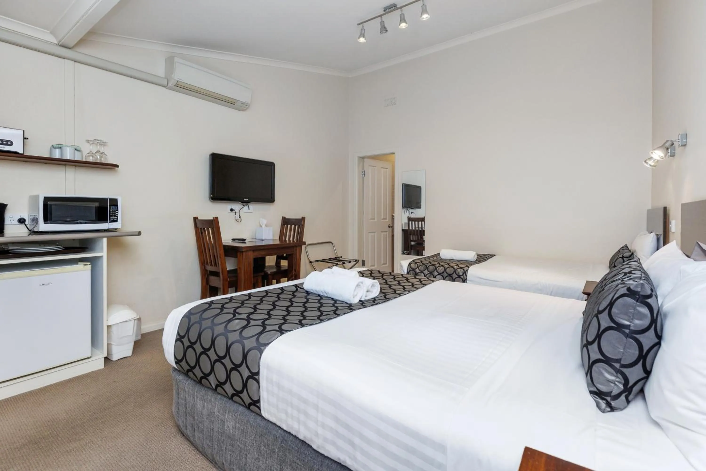 Bed in Amaroo Motel Tumuts Best Accommodation