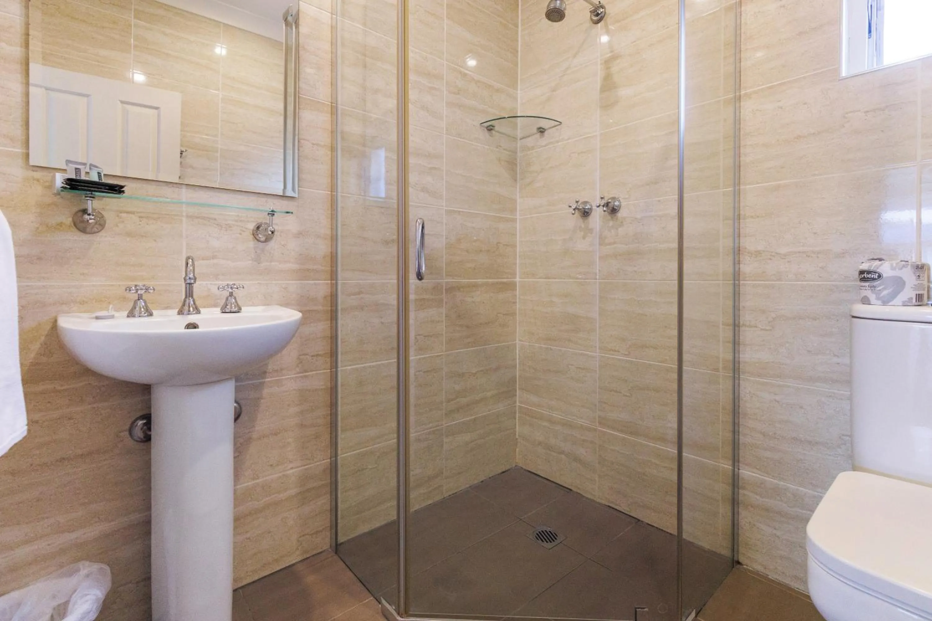 Shower in Amaroo Motel Tumuts Best Accommodation