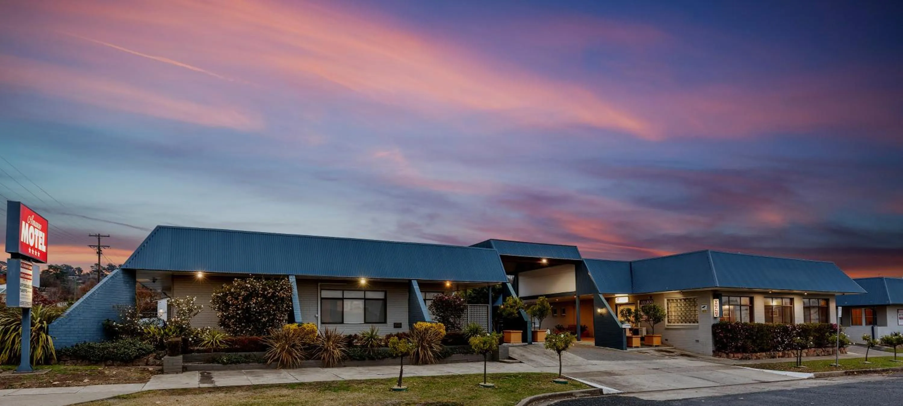 Property building in Amaroo Motel Tumuts Best Accommodation