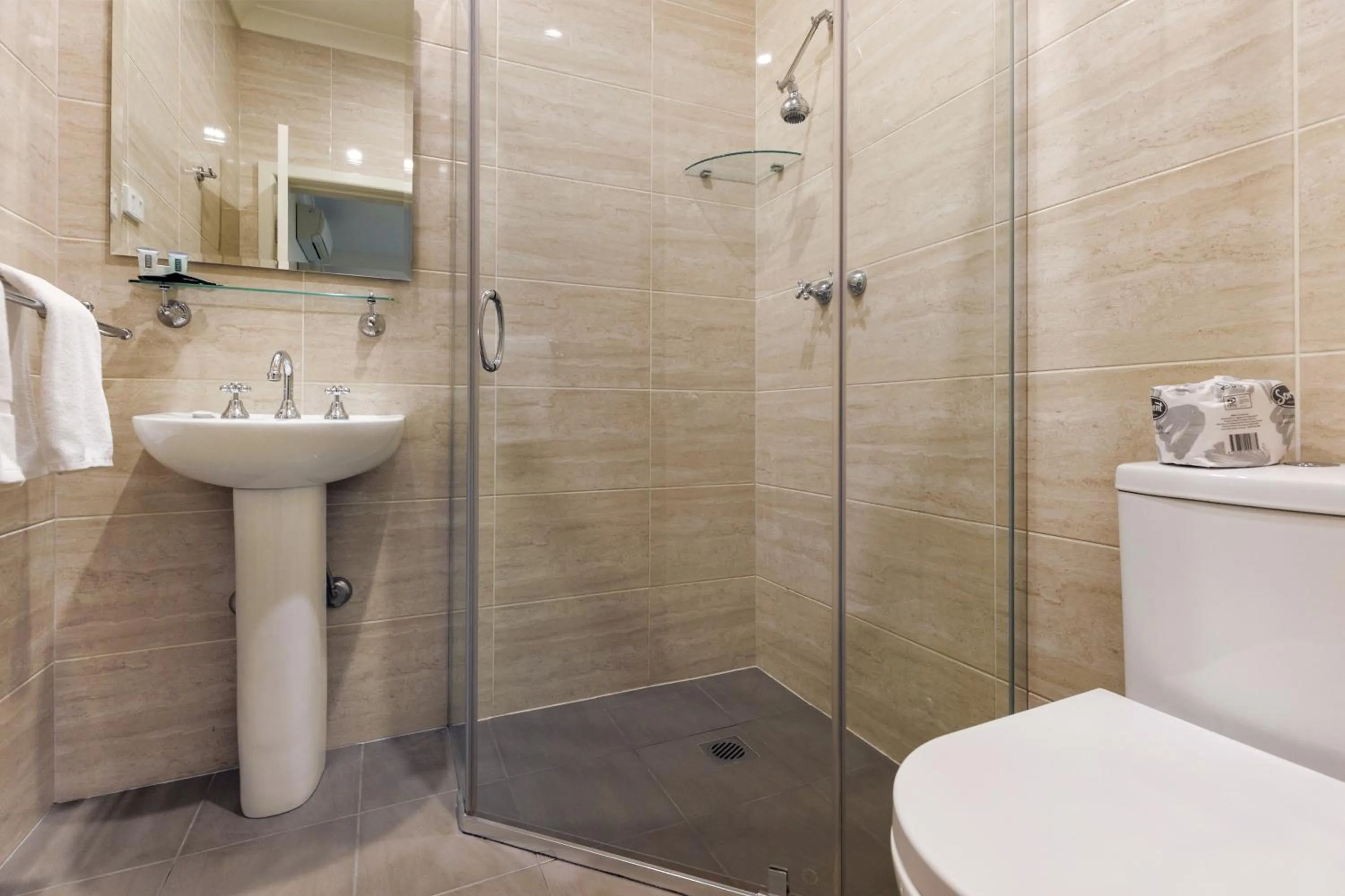 Shower in Amaroo Motel Tumuts Best Accommodation