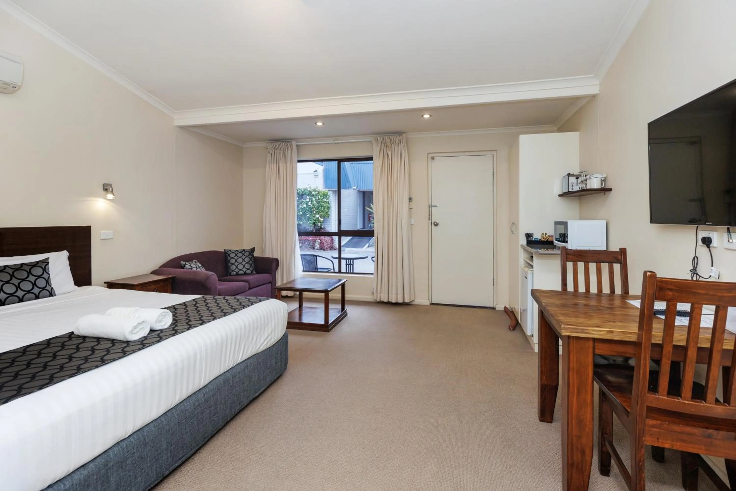 Bed in Amaroo Motel Tumuts Best Accommodation