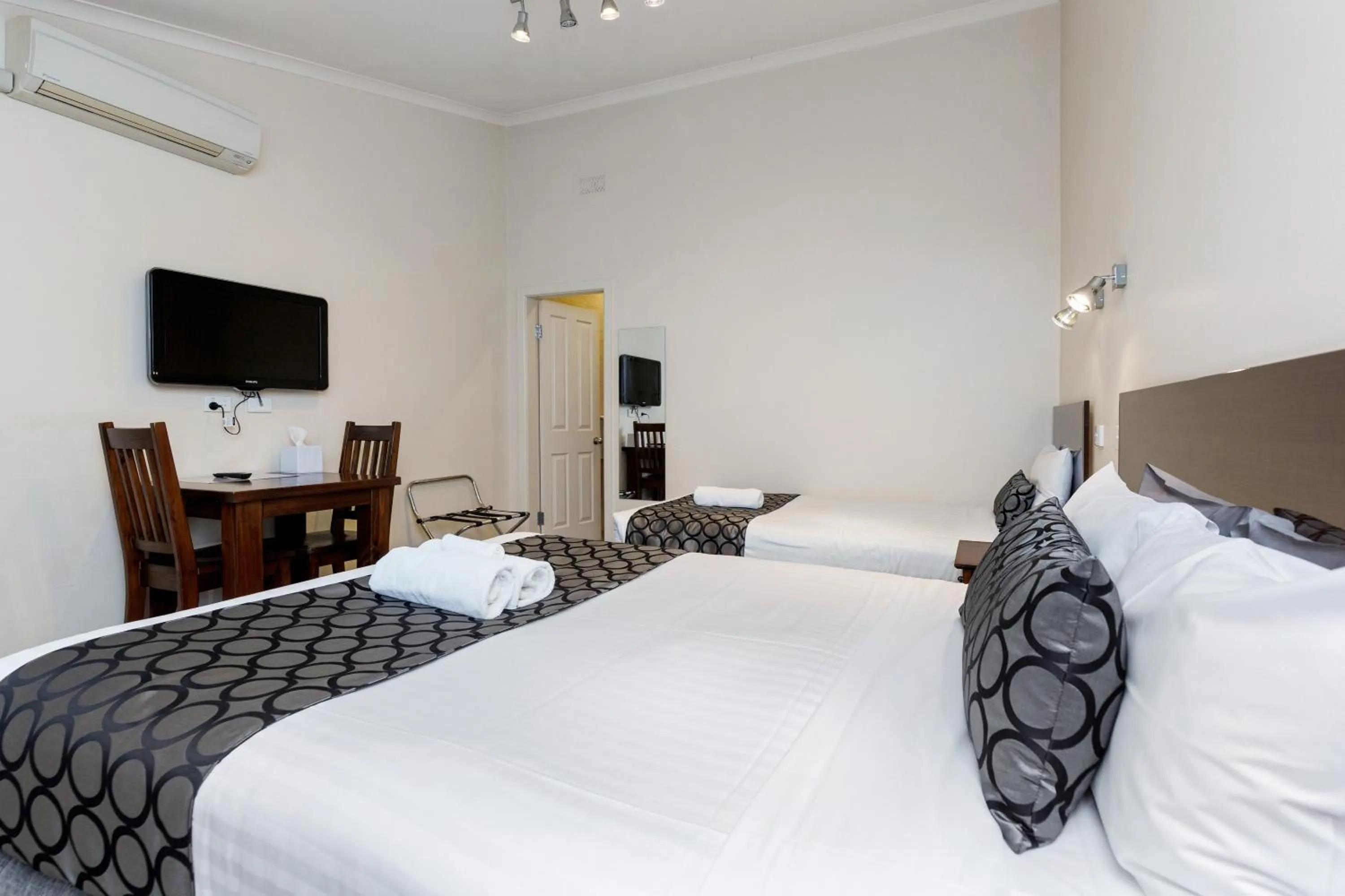 Bed in Amaroo Motel Tumuts Best Accommodation