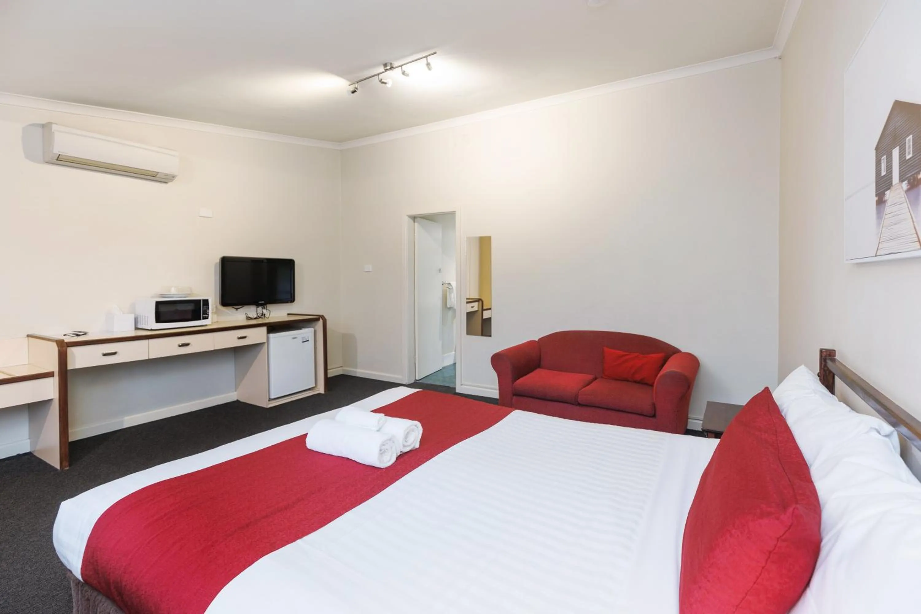 Bed in Amaroo Motel Tumuts Best Accommodation