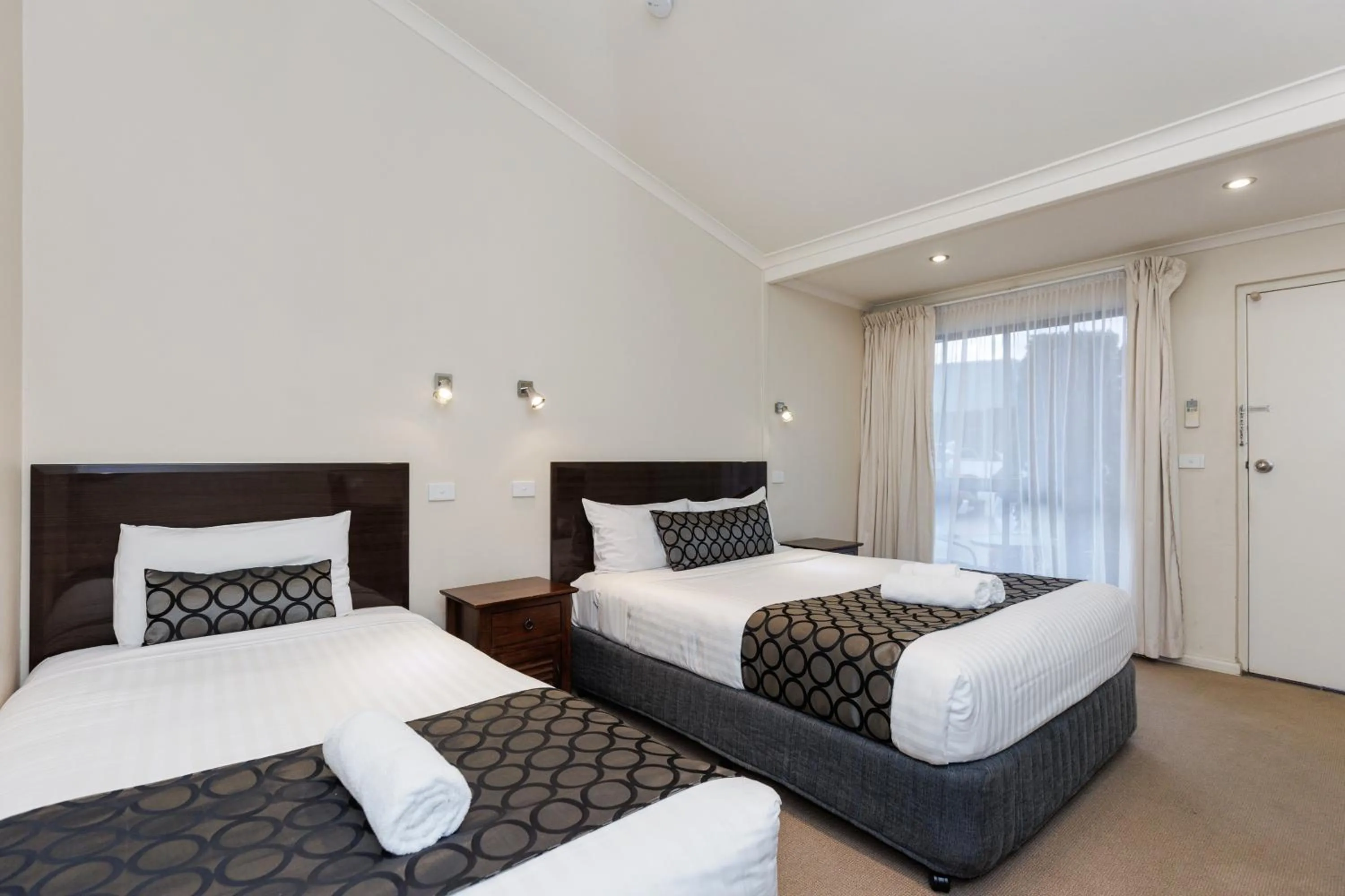 Bed in Amaroo Motel Tumuts Best Accommodation