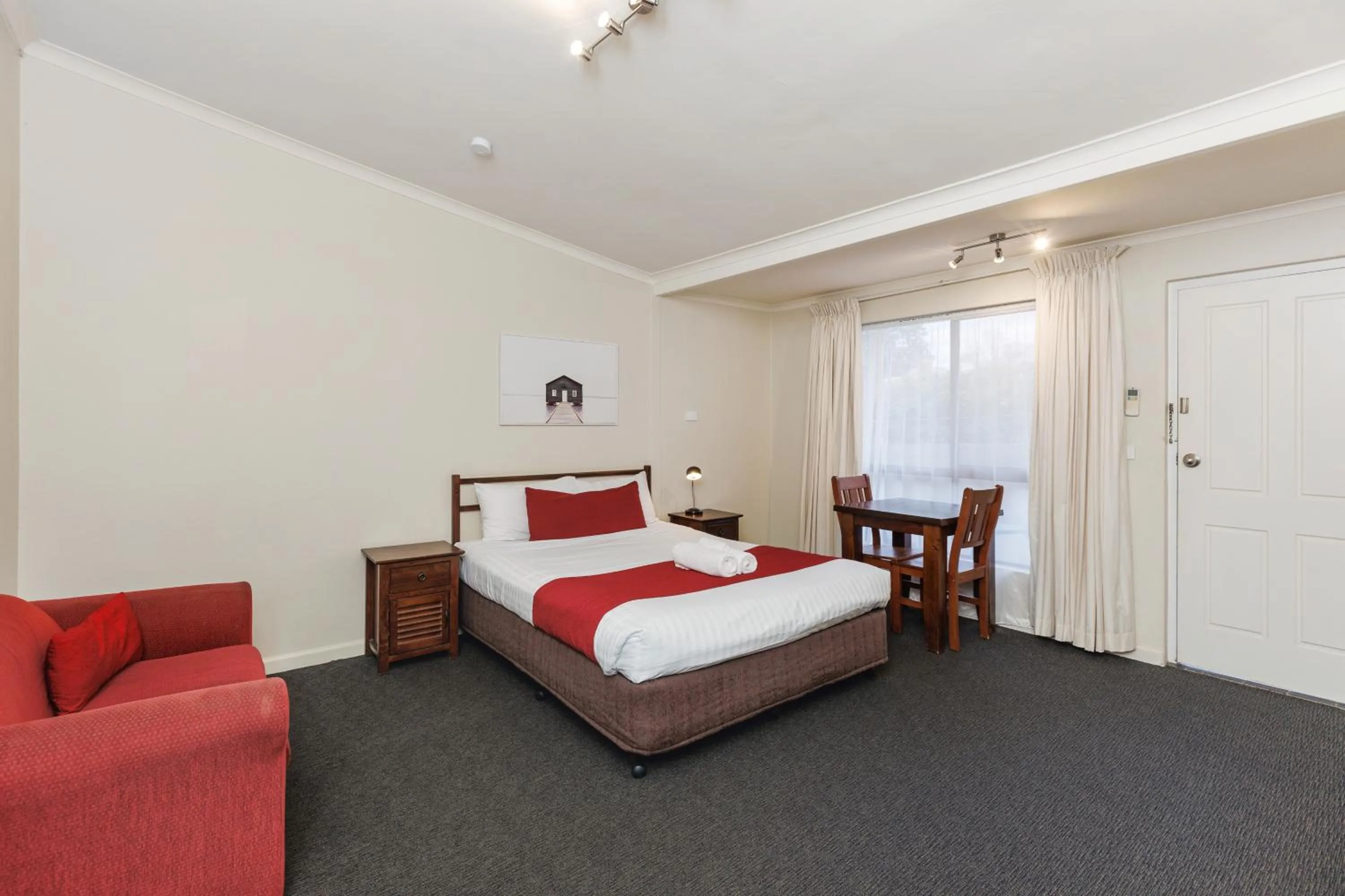 Bed in Amaroo Motel Tumuts Best Accommodation