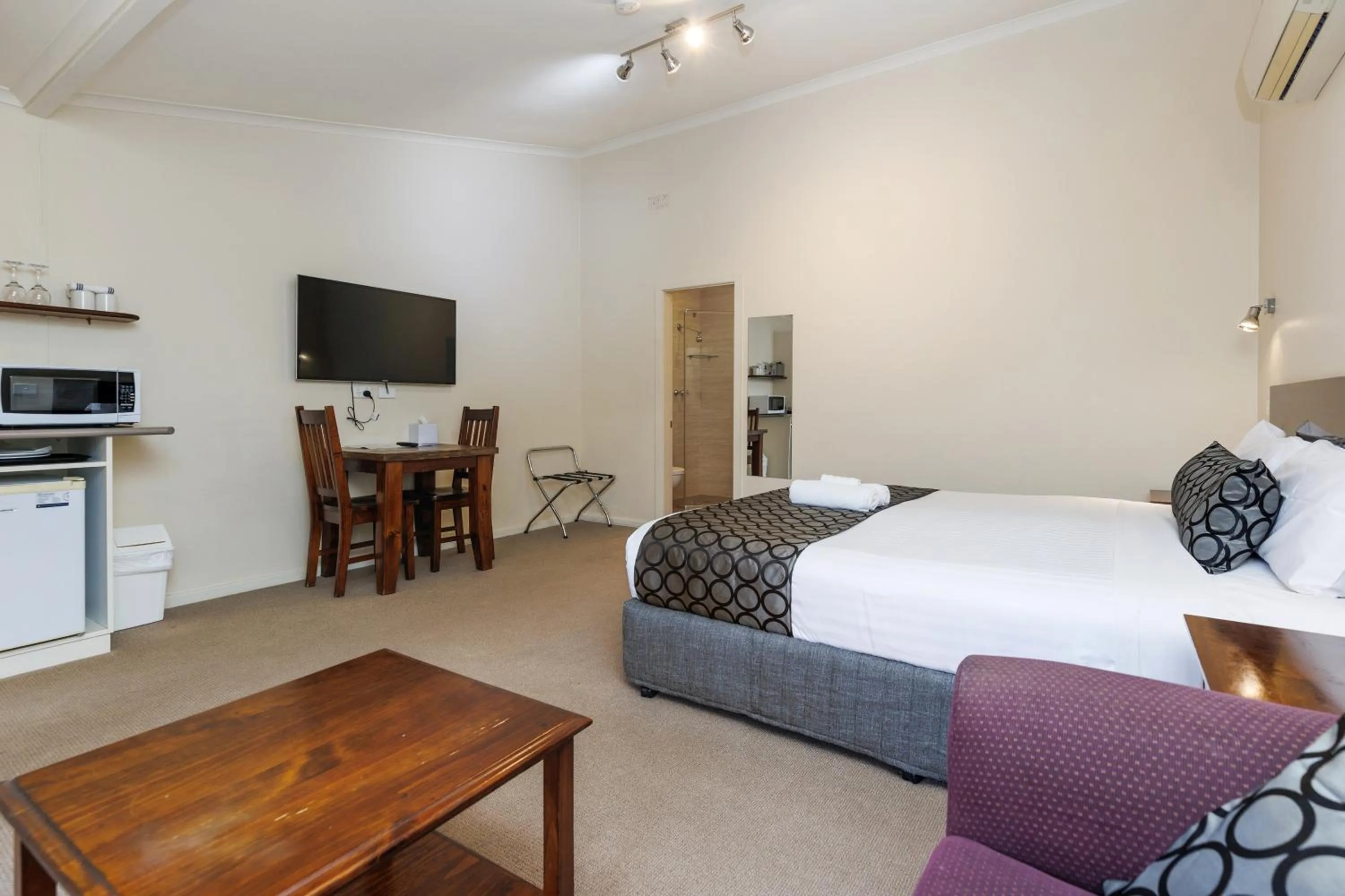 Bed in Amaroo Motel Tumuts Best Accommodation