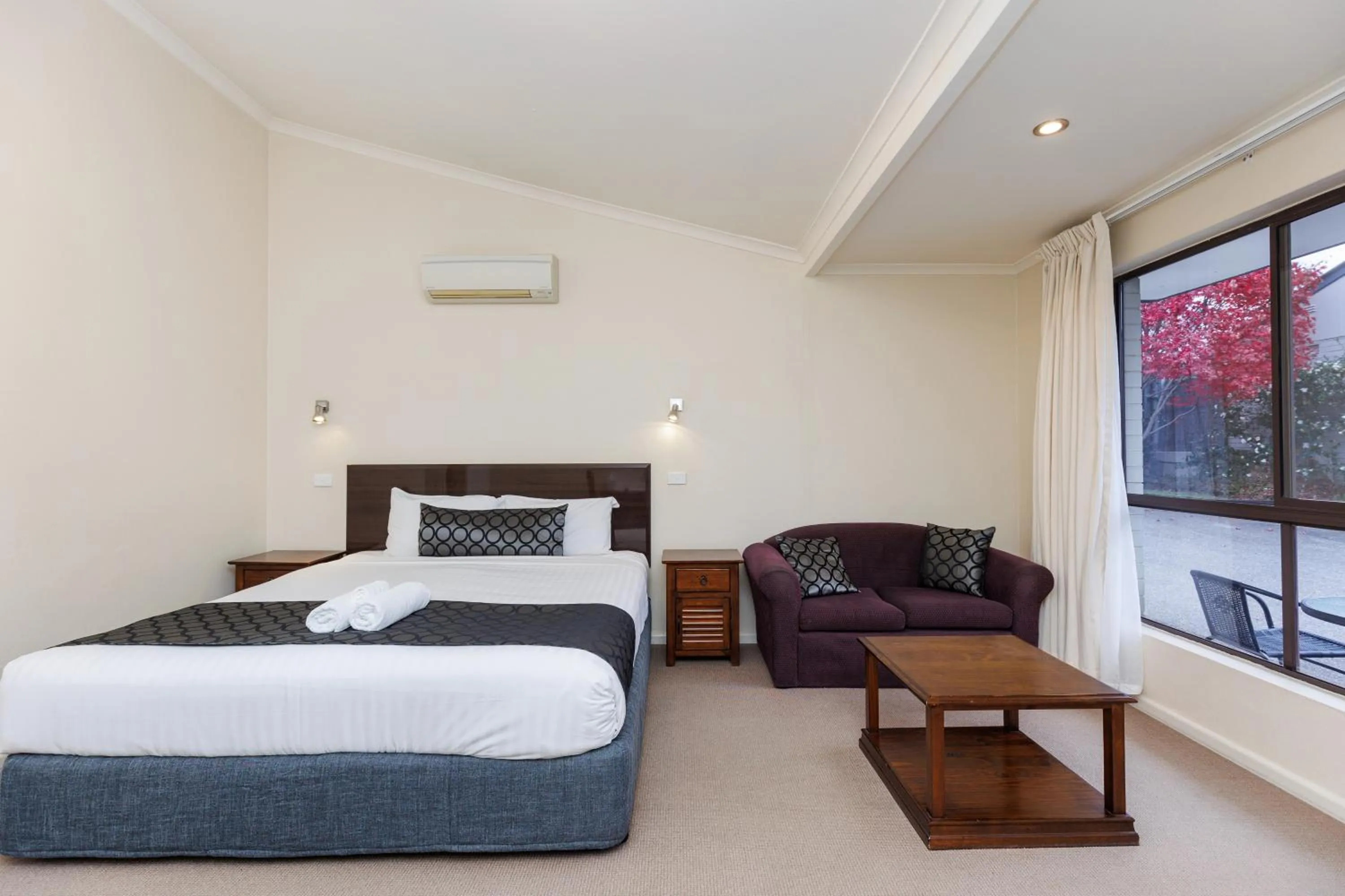 Bed in Amaroo Motel Tumuts Best Accommodation