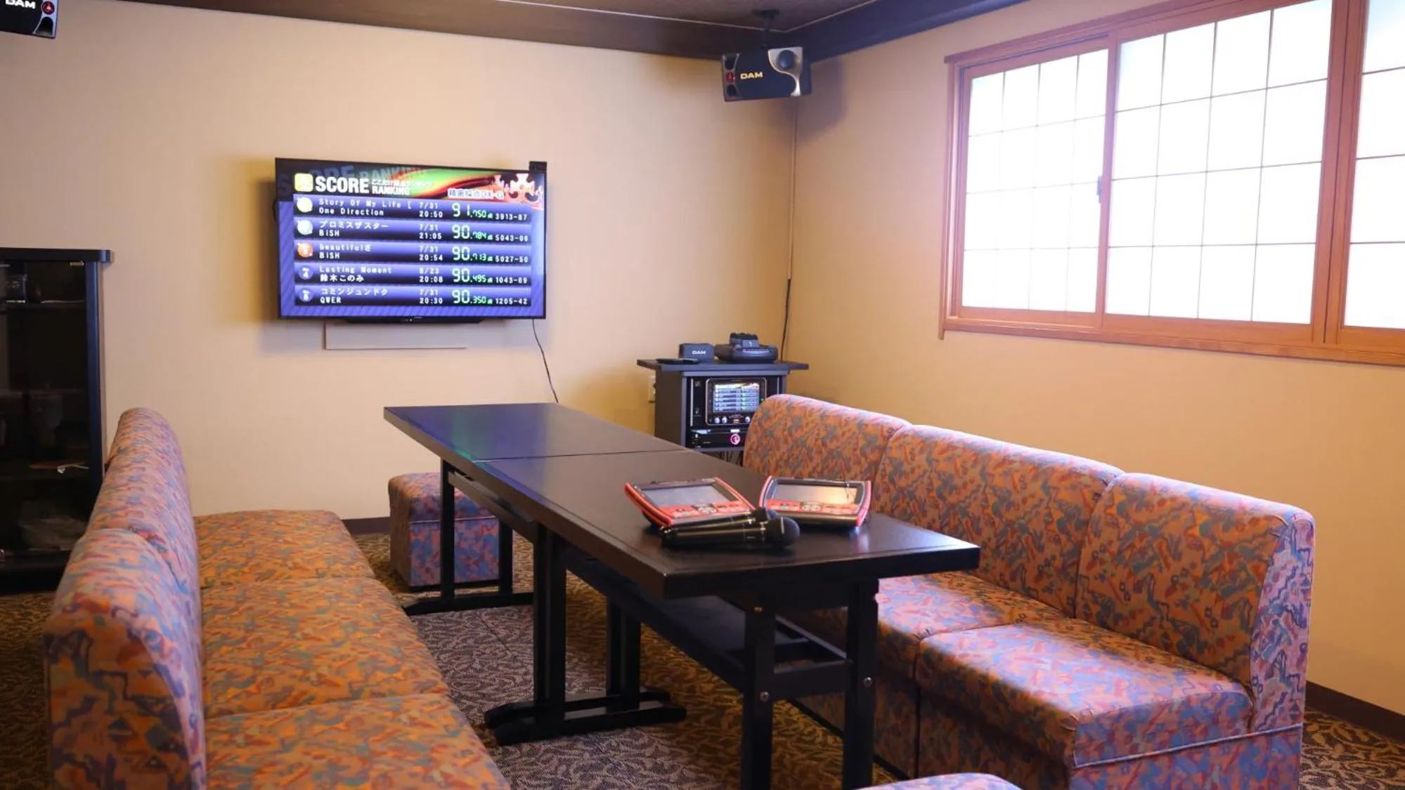 Karaoke in Ryokan Sakaya