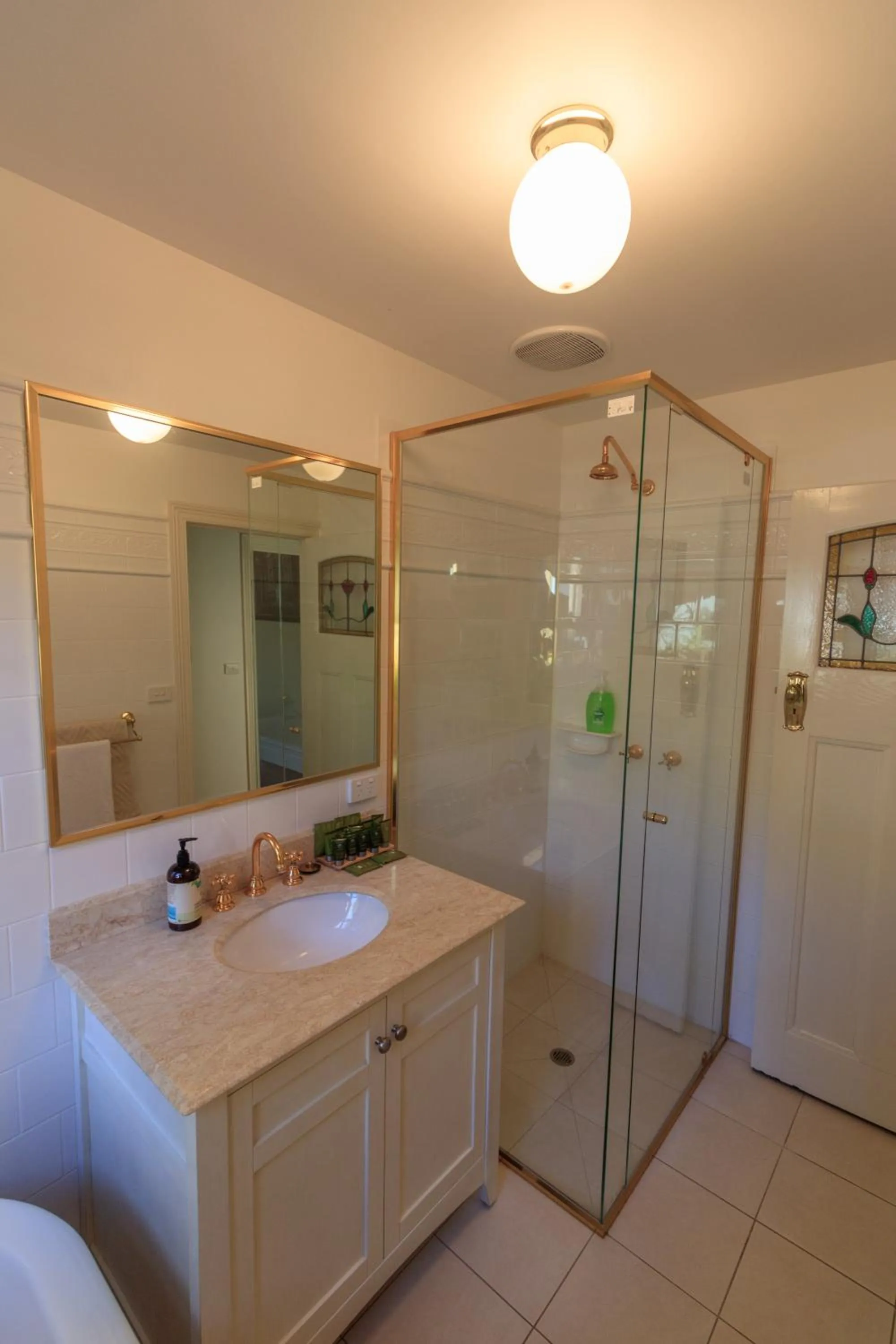 Bathroom in The Oaks Lilydale Accommodation