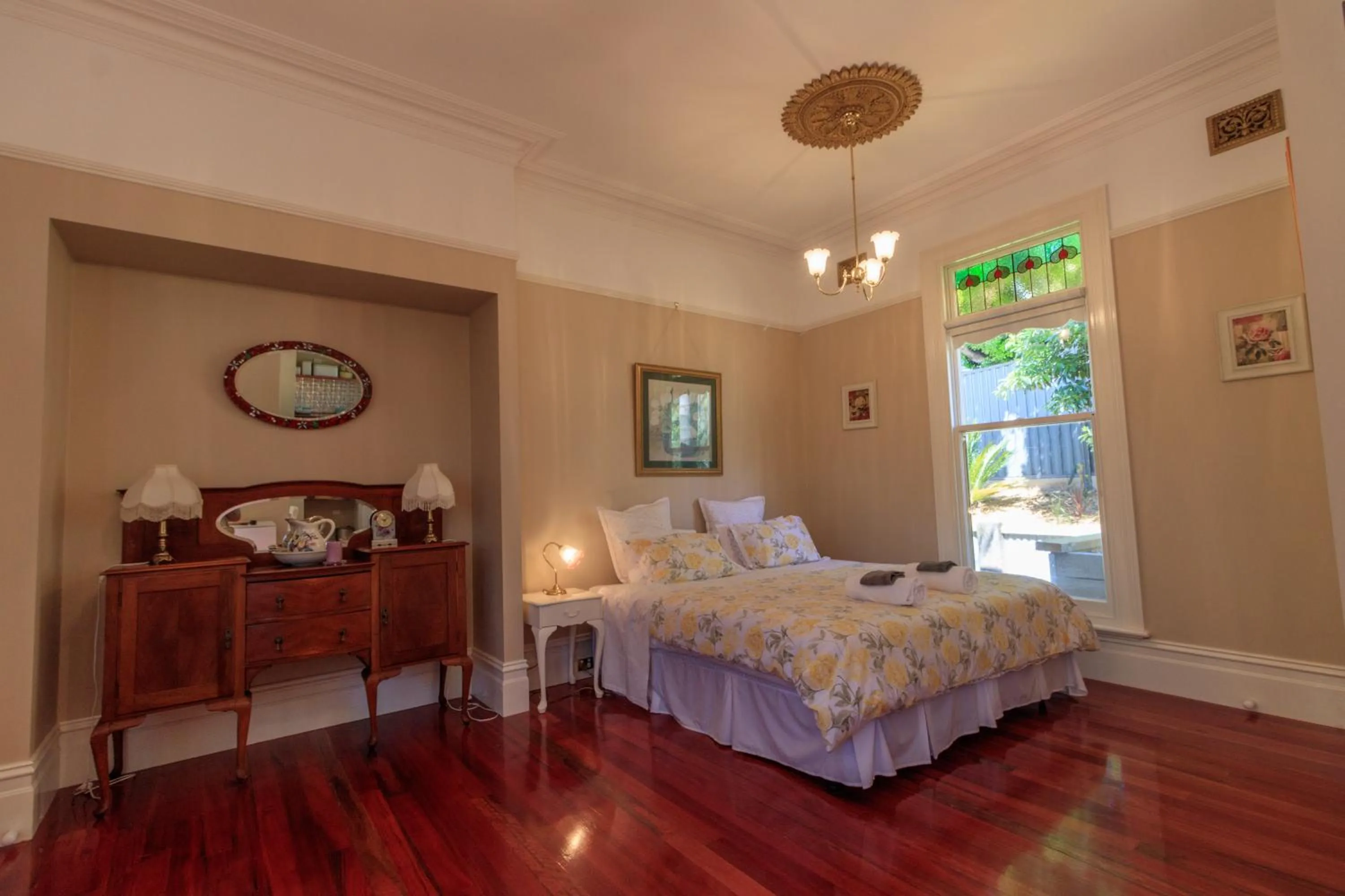 Photo of the whole room, Bed in The Oaks Lilydale Accommodation