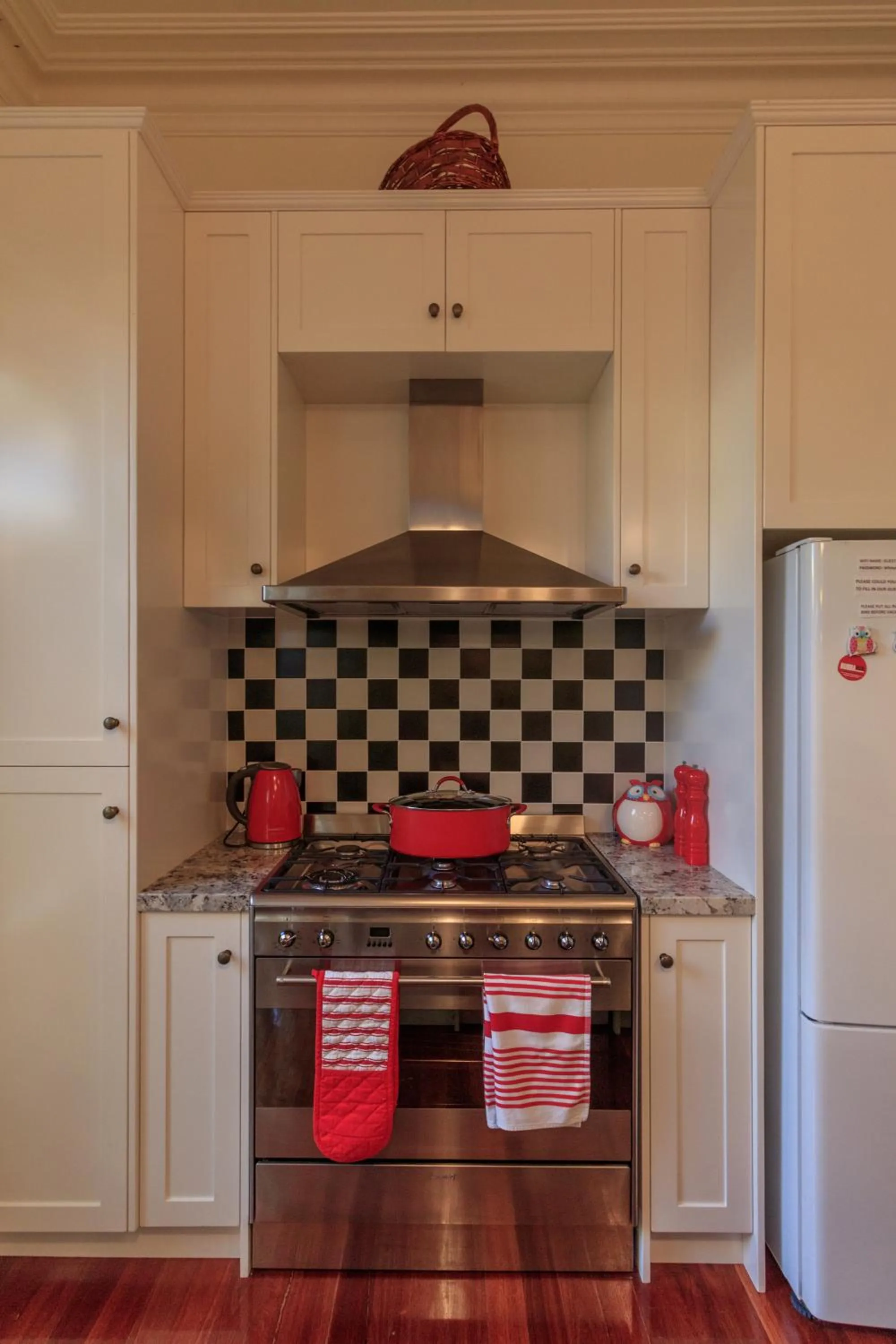 Kitchen or kitchenette in The Oaks Lilydale Accommodation