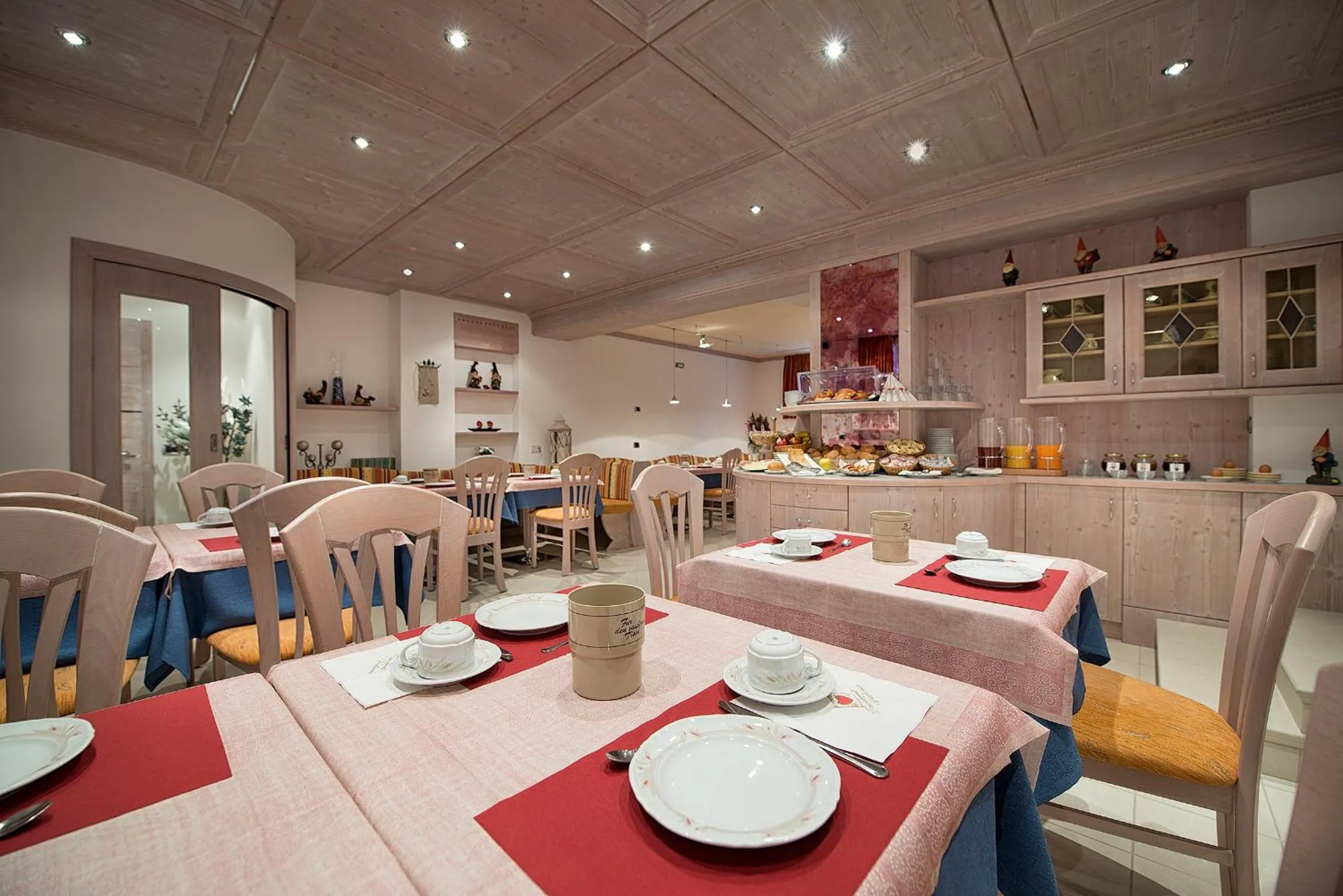 Restaurant/places to eat in Garni Oasi