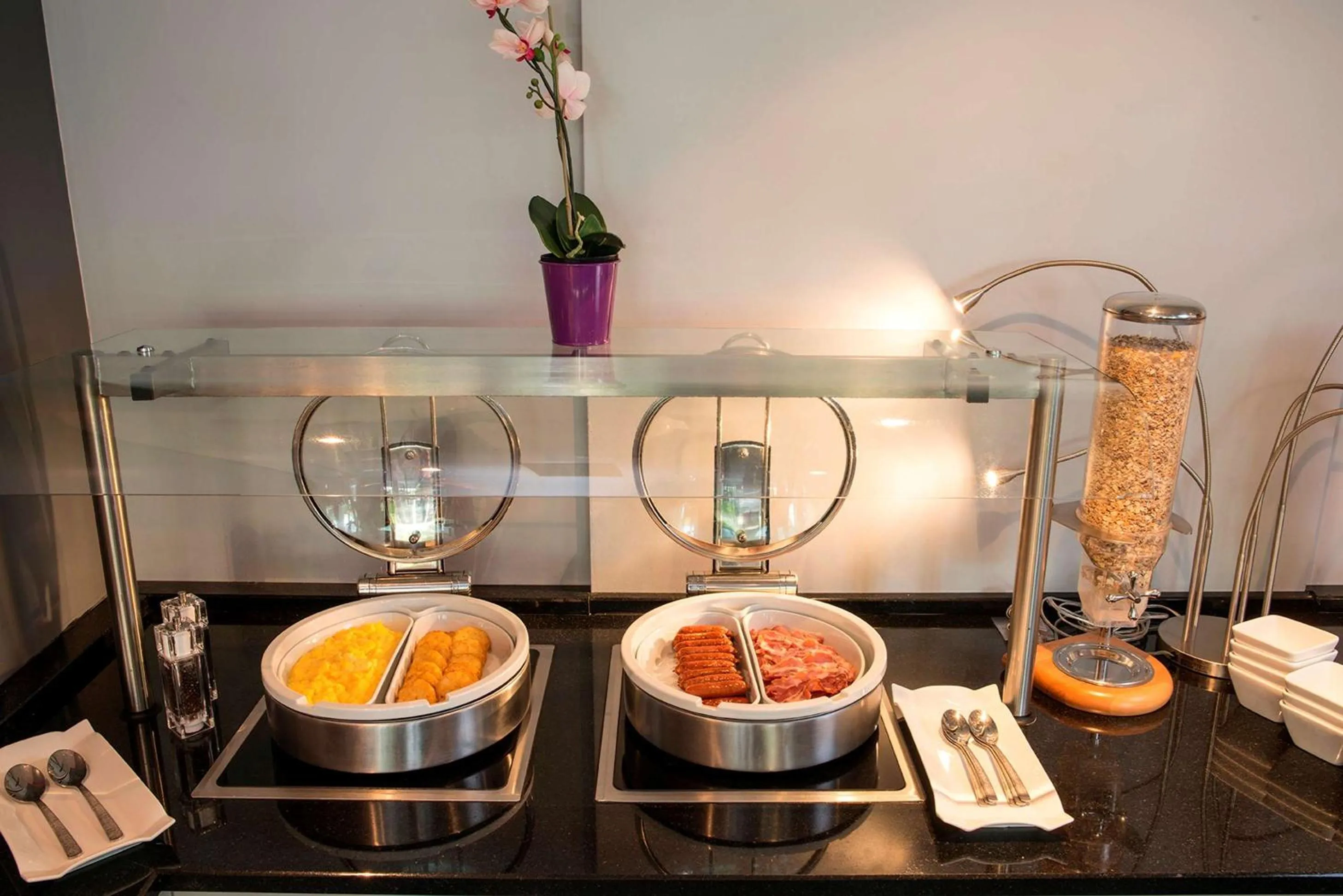 Restaurant/places to eat in Hôtel Inn Design Paris Saint Quentin