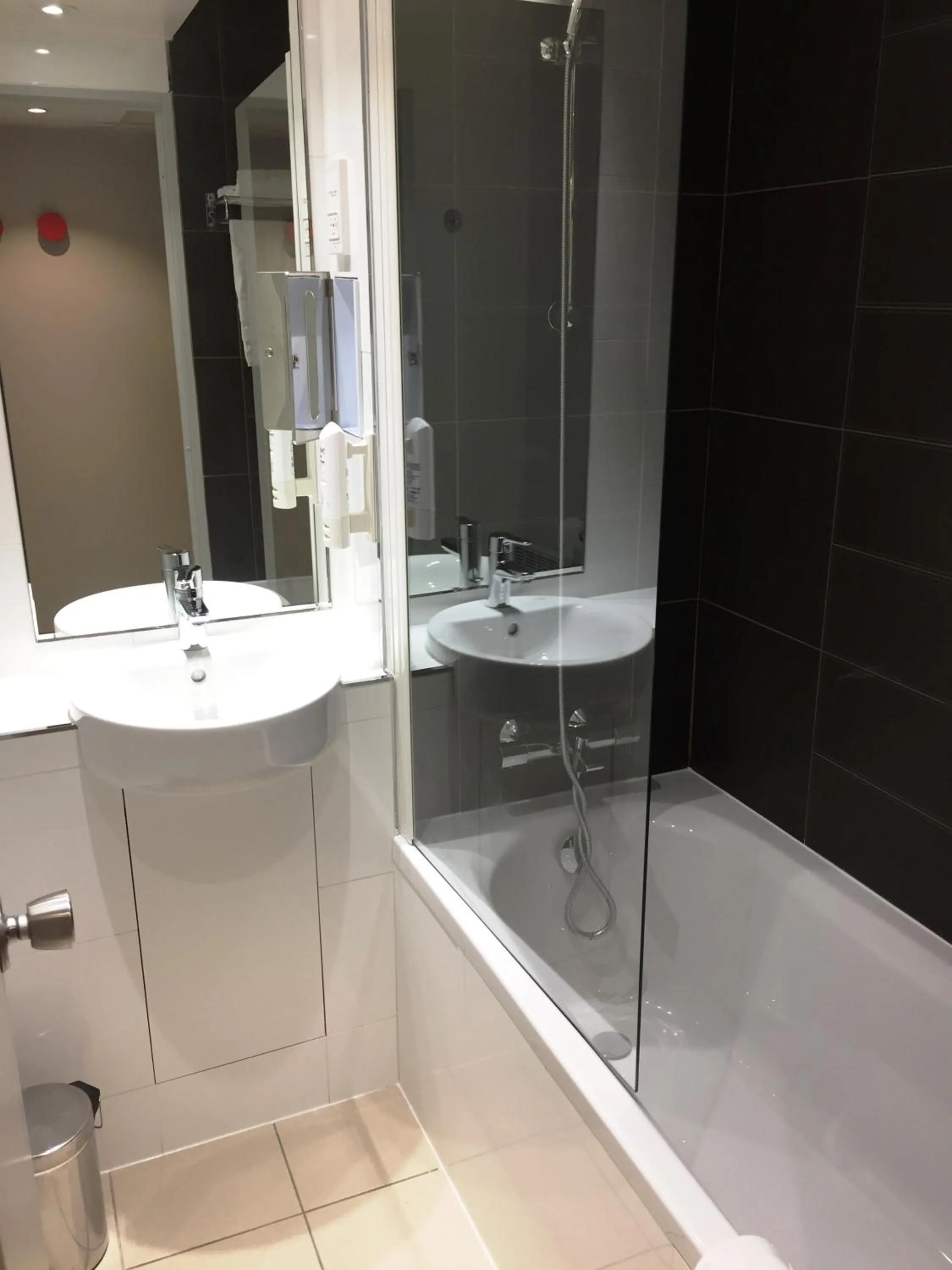 Shower in Hôtel Inn Design Paris Saint Quentin