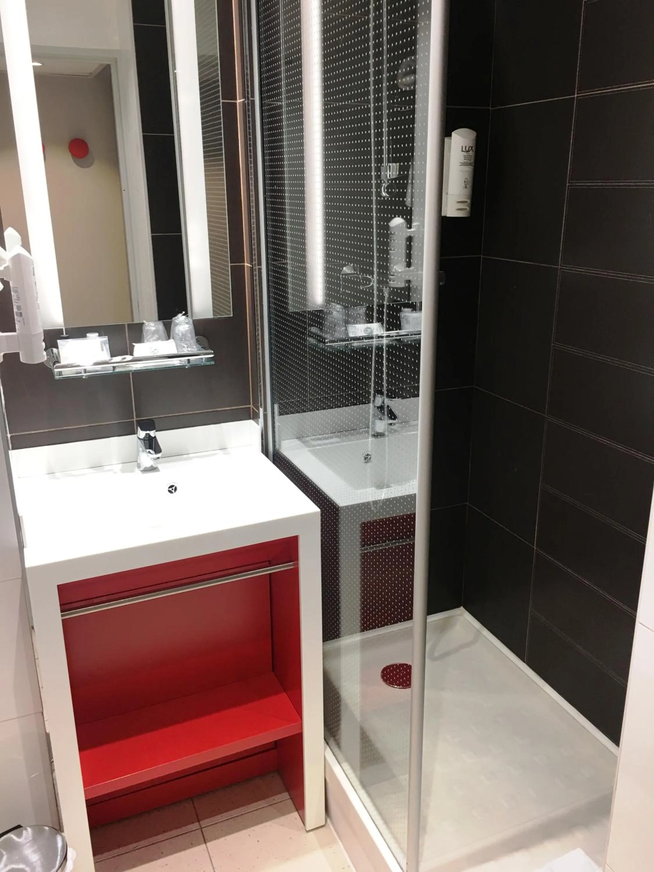 Shower in Hôtel Inn Design Paris Saint Quentin