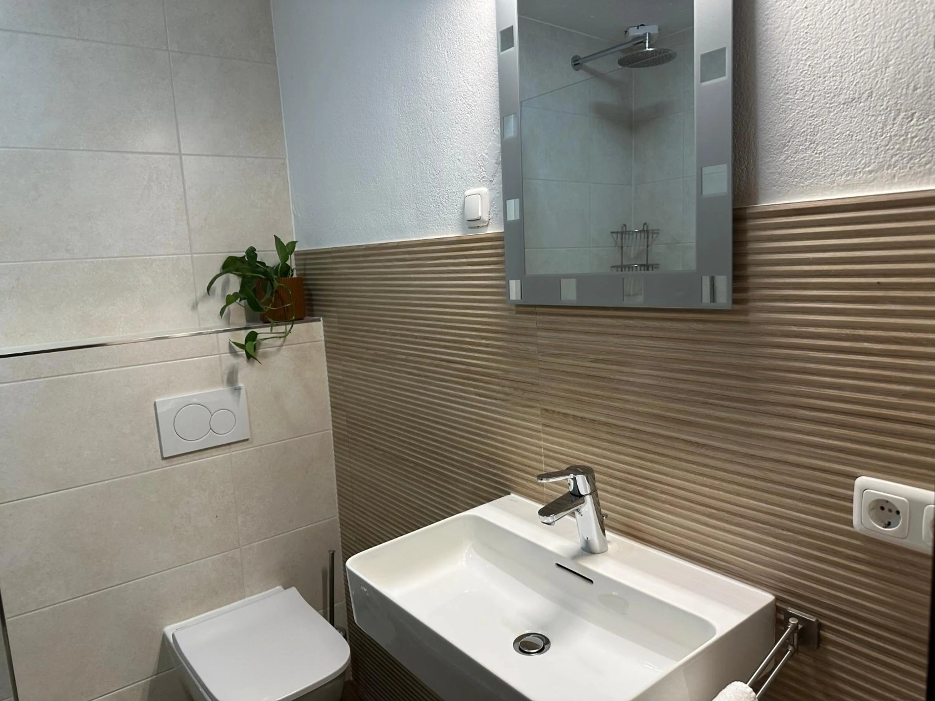 Toilet in Pension Almhof Baumgarten