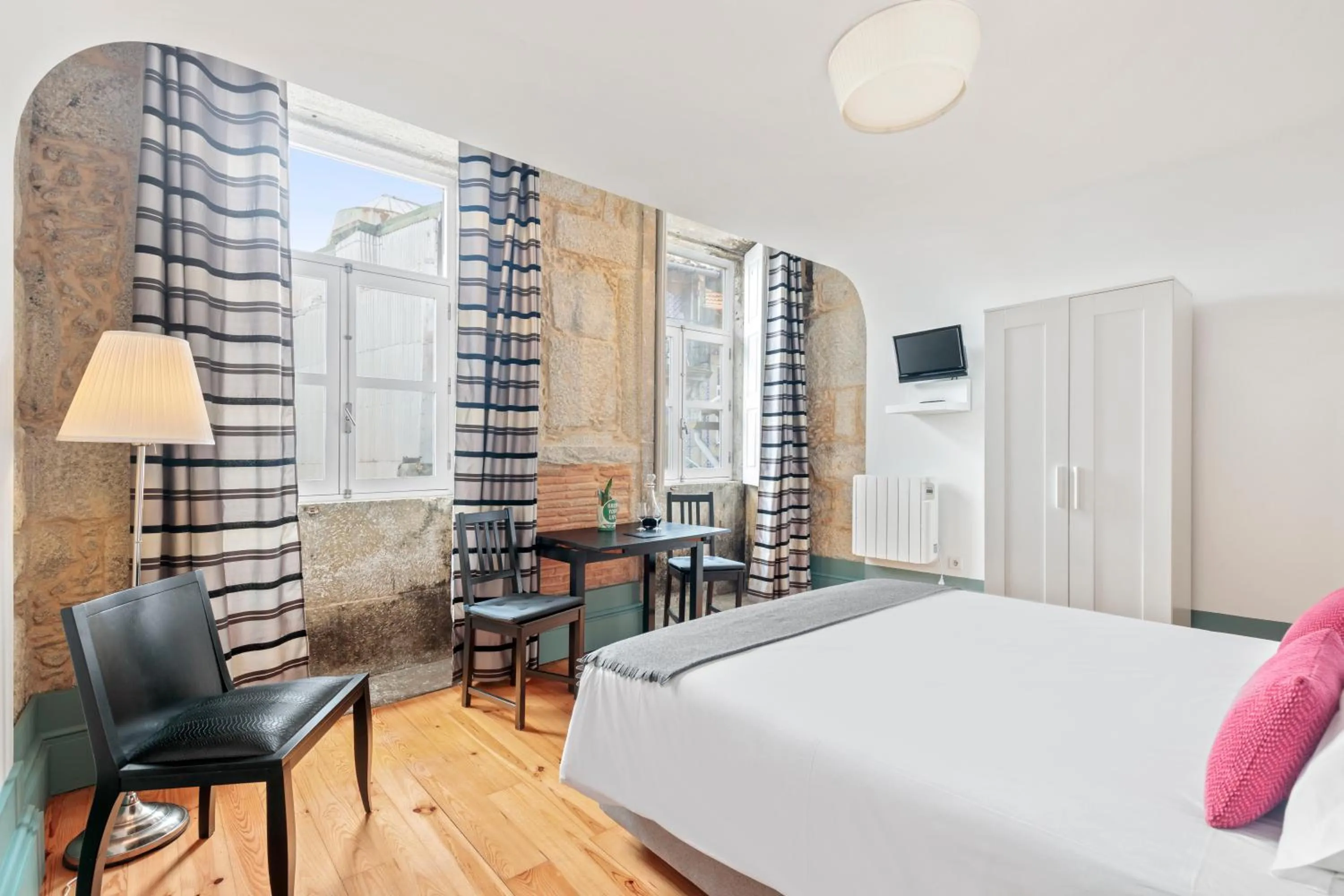 Bedroom, Bed in OX Apartments B Places