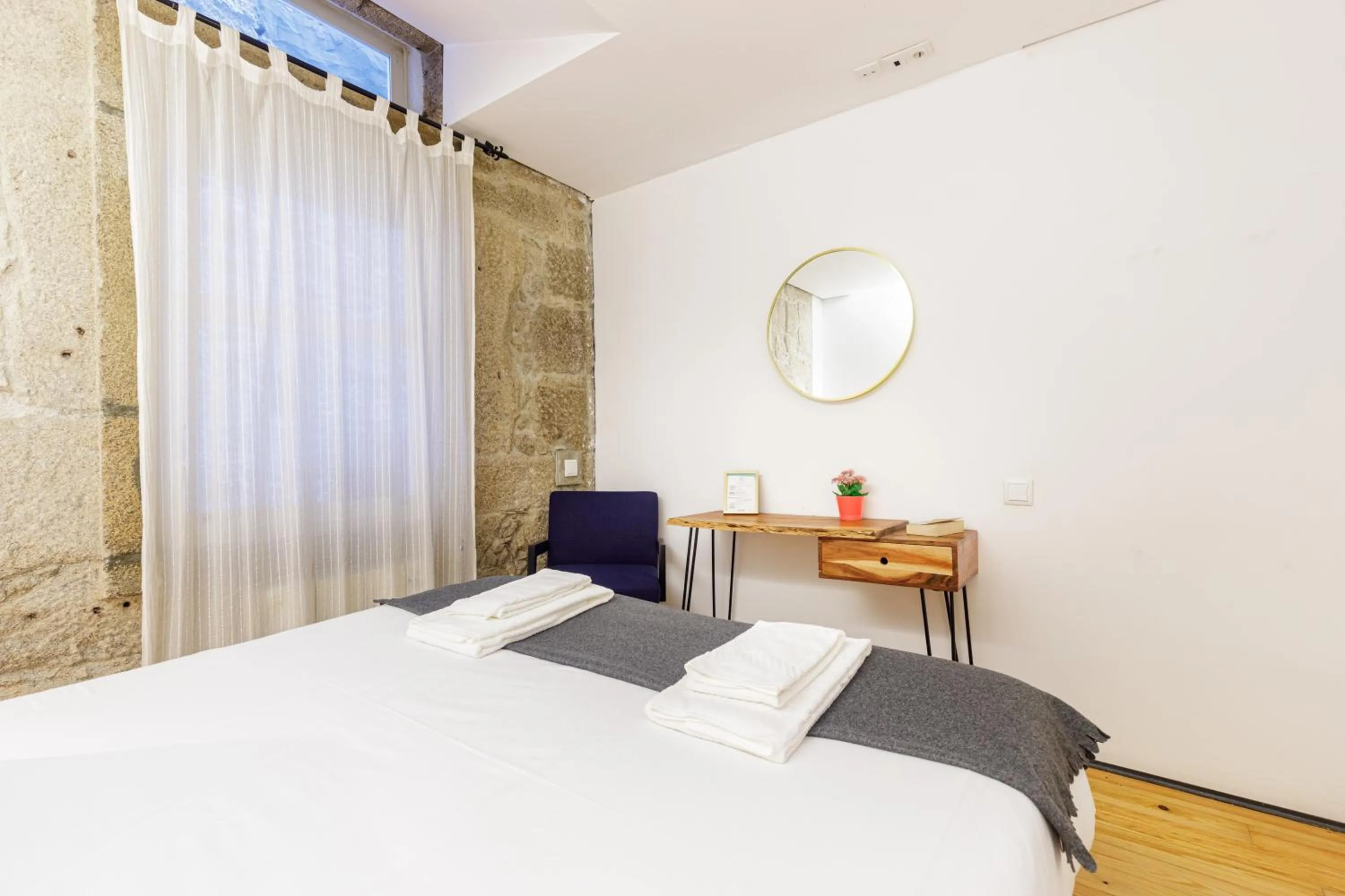 Bedroom, Bed in OX Apartments B Places