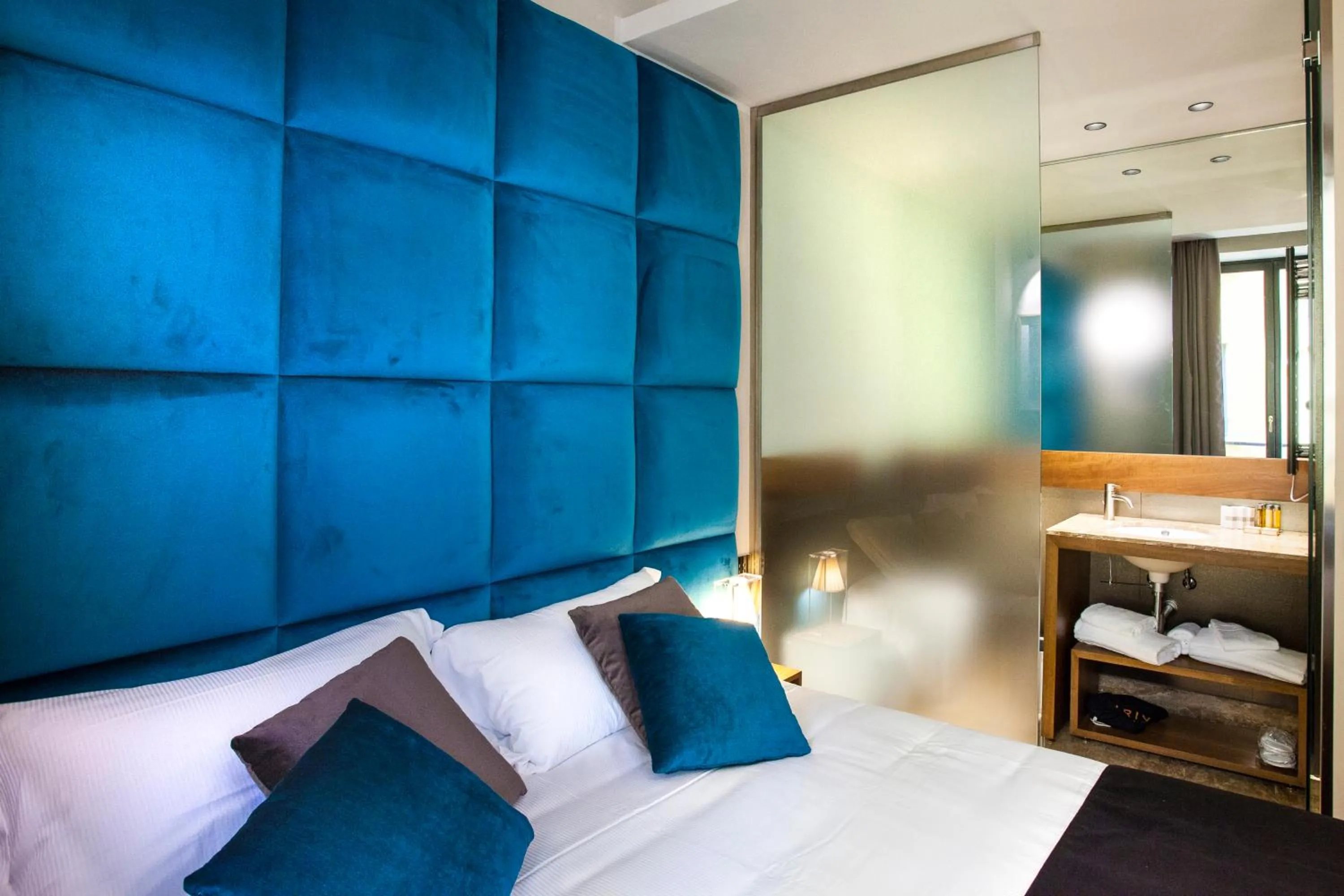 Bathroom, Bed in Triviho Hotel